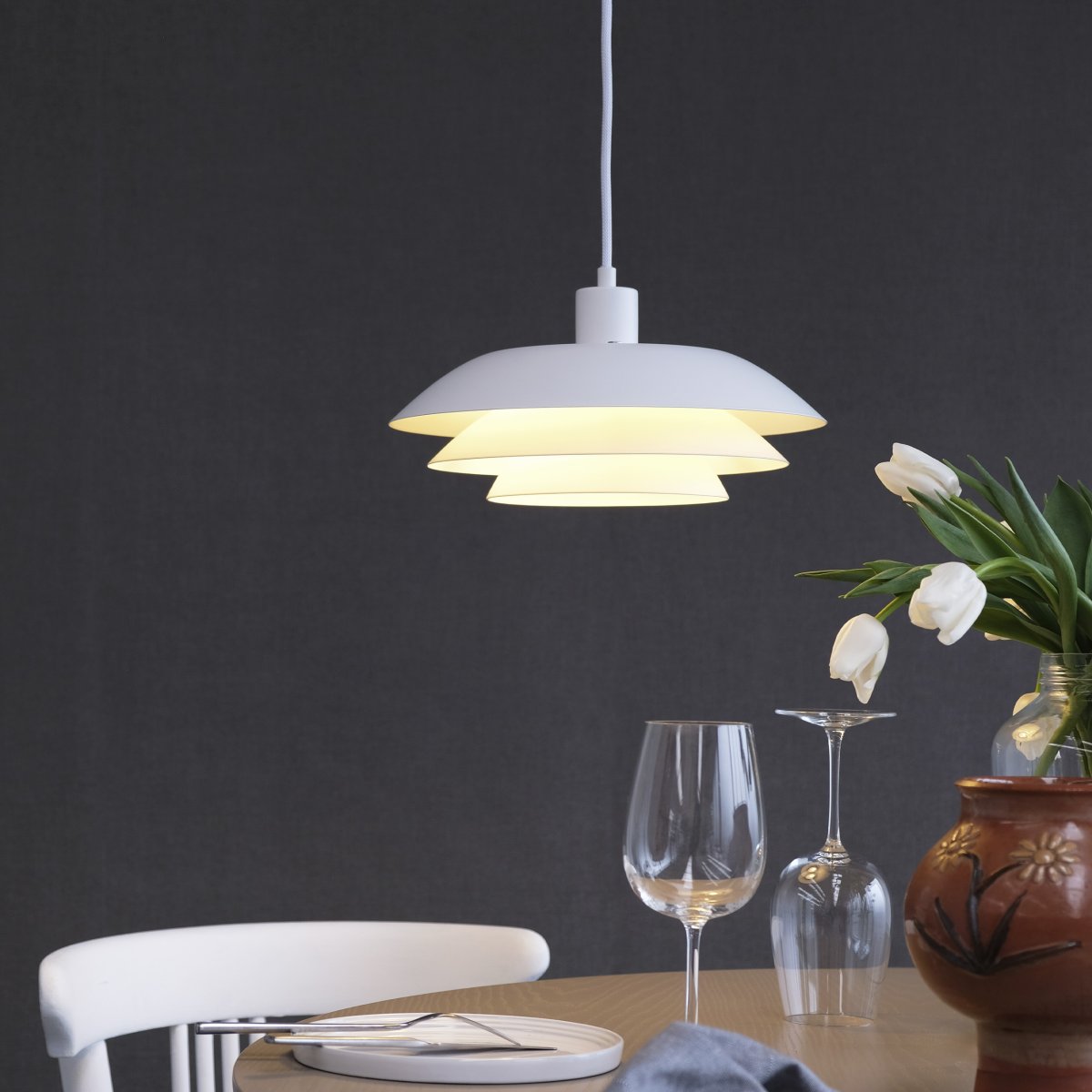 DL31 Ø31 Hvit Taklampe Fra Dyberg Larsen - DL31-anhenget har en klassisk stil inspirert av rene og enkle linjer.