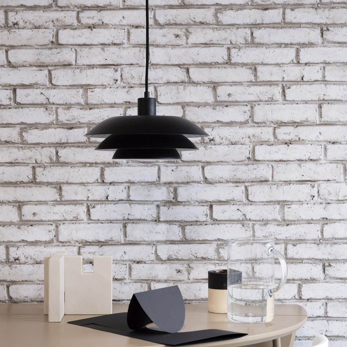 DL31 Ø31 Svart Taklampe Fra Dyberg Larsen - DL31-anhenget har en klassisk stil inspirert av rene og enkle linjer.