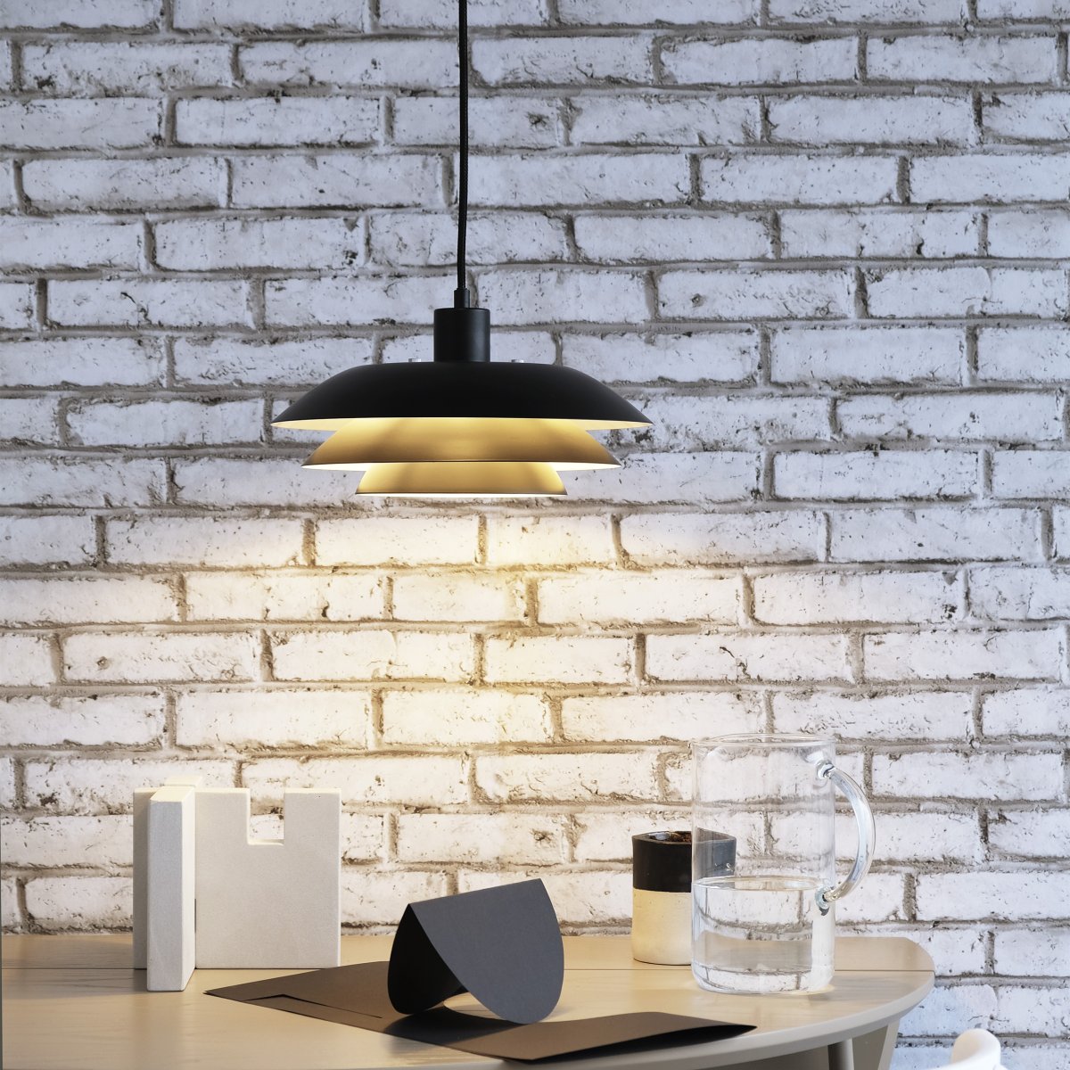 DL31 Ø31 Svart Taklampe Fra Dyberg Larsen - DL31-anhenget har en klassisk stil inspirert av rene og enkle linjer.