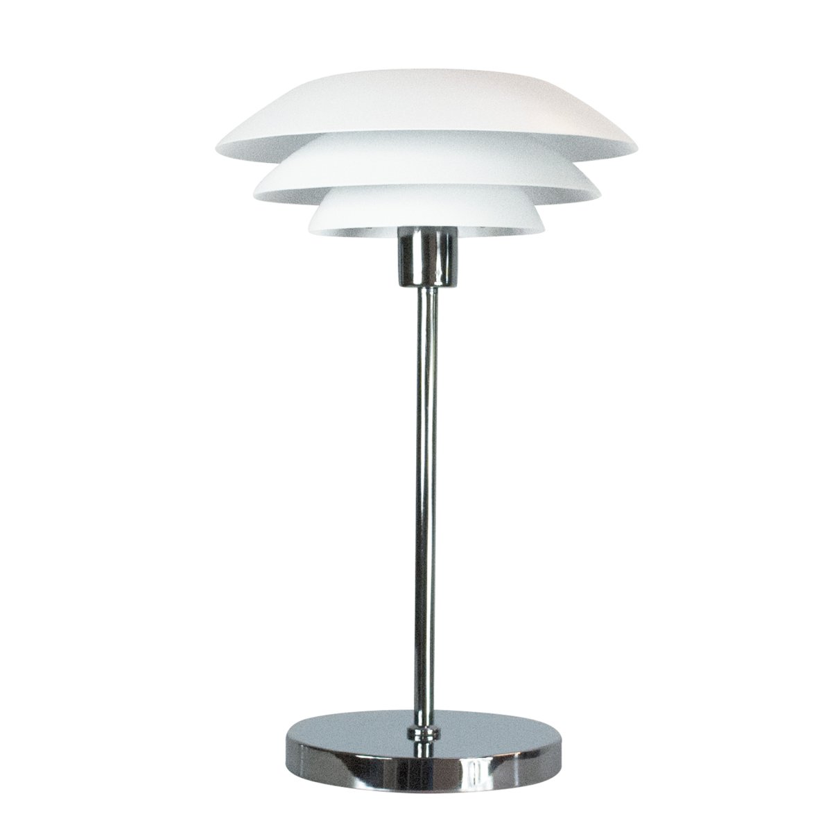 DL31 50cm Hvit bordlampe Fra Dyberg Larsen - Bordlampen er klassisk og stilren i hvitt i kombinasjon med forkrommet metall, perfekt for et mørkt hjørne av hjemmet, i vinduet eller som en elegant interiørdetalj i seg selv.