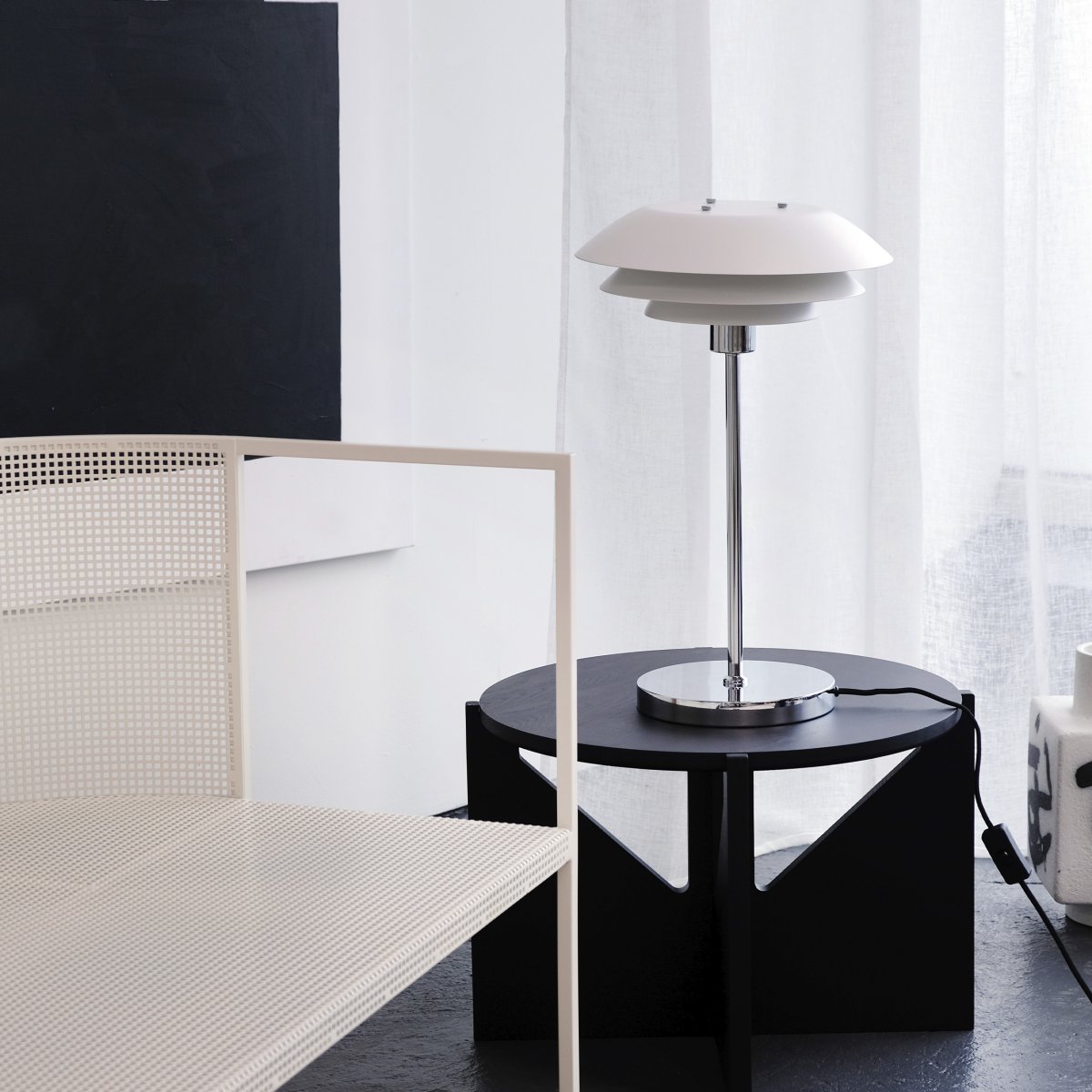 DL31 50cm Hvit bordlampe Fra Dyberg Larsen - Bordlampen er klassisk og stilren i hvitt i kombinasjon med forkrommet metall, perfekt for et mørkt hjørne av hjemmet, i vinduet eller som en elegant interiørdetalj i seg selv.
