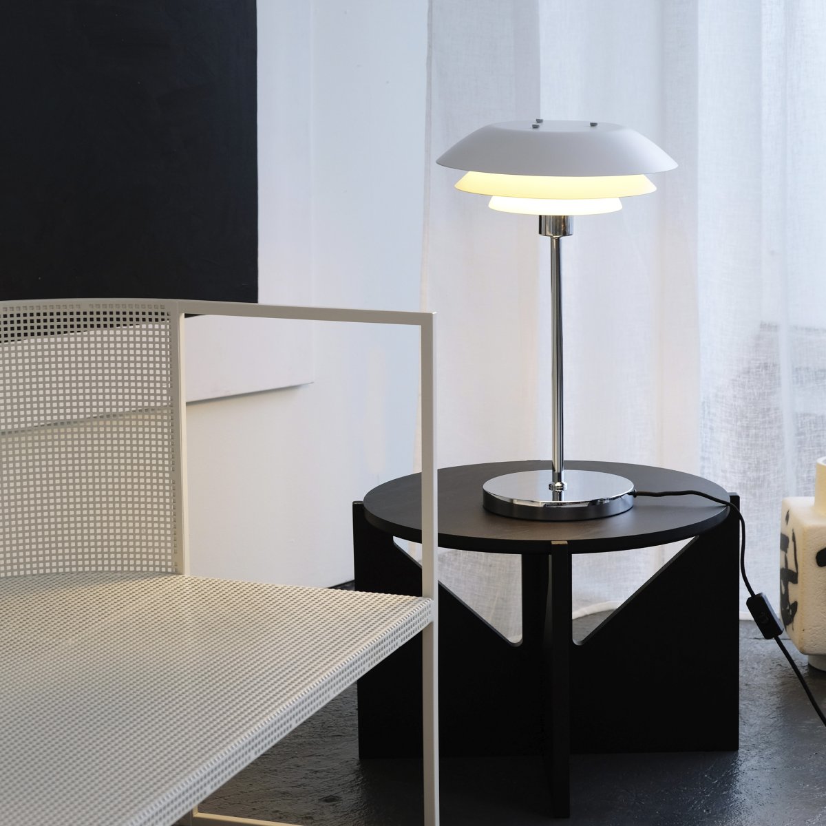 DL31 50cm Hvit bordlampe Fra Dyberg Larsen - Bordlampen er klassisk og stilren i hvitt i kombinasjon med forkrommet metall, perfekt for et mørkt hjørne av hjemmet, i vinduet eller som en elegant interiørdetalj i seg selv.
