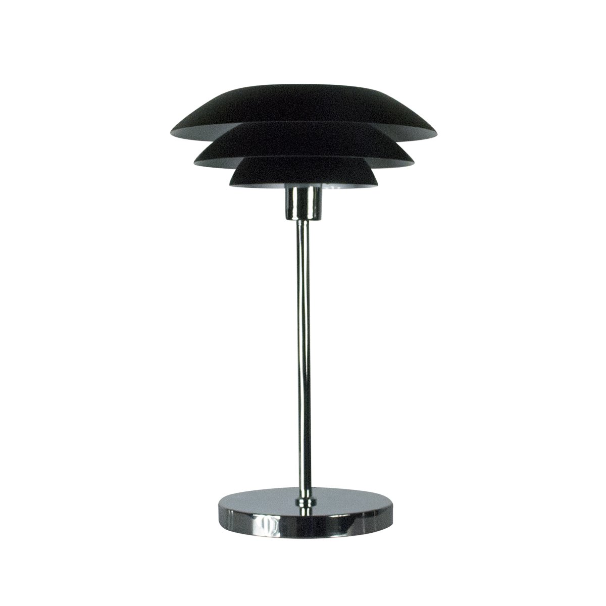 DL31 50cm Svart bordlampe Fra Dyberg Larsen - Bordlampen er klassisk og dramatisk i sort i kombinasjon med forkrommet metall, perfekt til et m&oslash;rkt hj&oslash;rne av hjemmet, i vinduet eller som en elegant interi&oslash;rdetalj i seg selv.