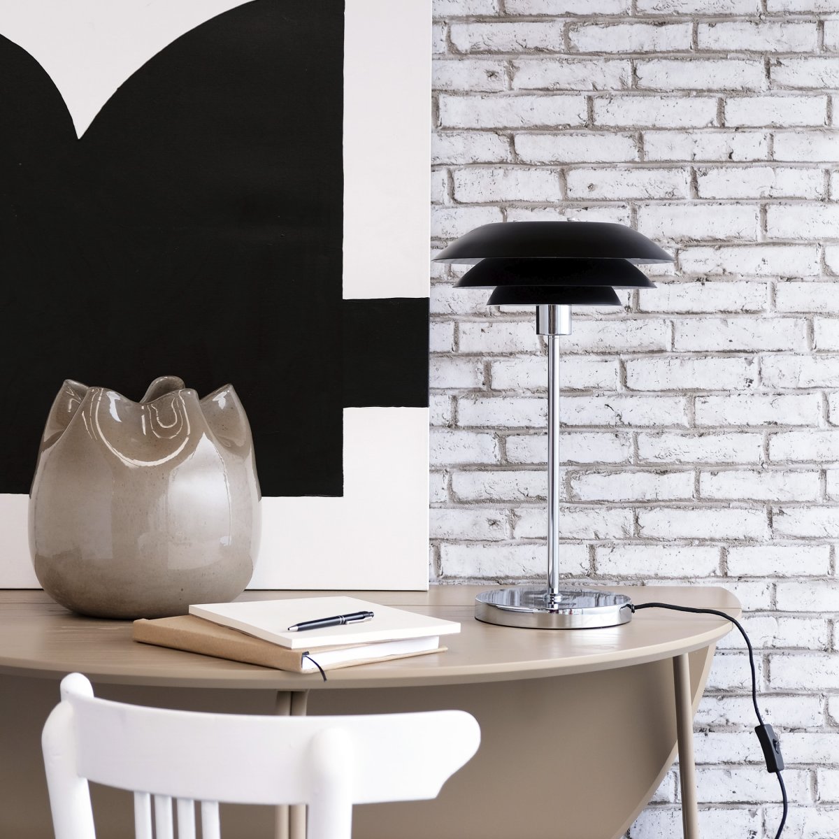 DL31 50cm Svart bordlampe Fra Dyberg Larsen - Bordlampen er klassisk og dramatisk i sort i kombinasjon med forkrommet metall, perfekt til et m&oslash;rkt hj&oslash;rne av hjemmet, i vinduet eller som en elegant interi&oslash;rdetalj i seg selv.