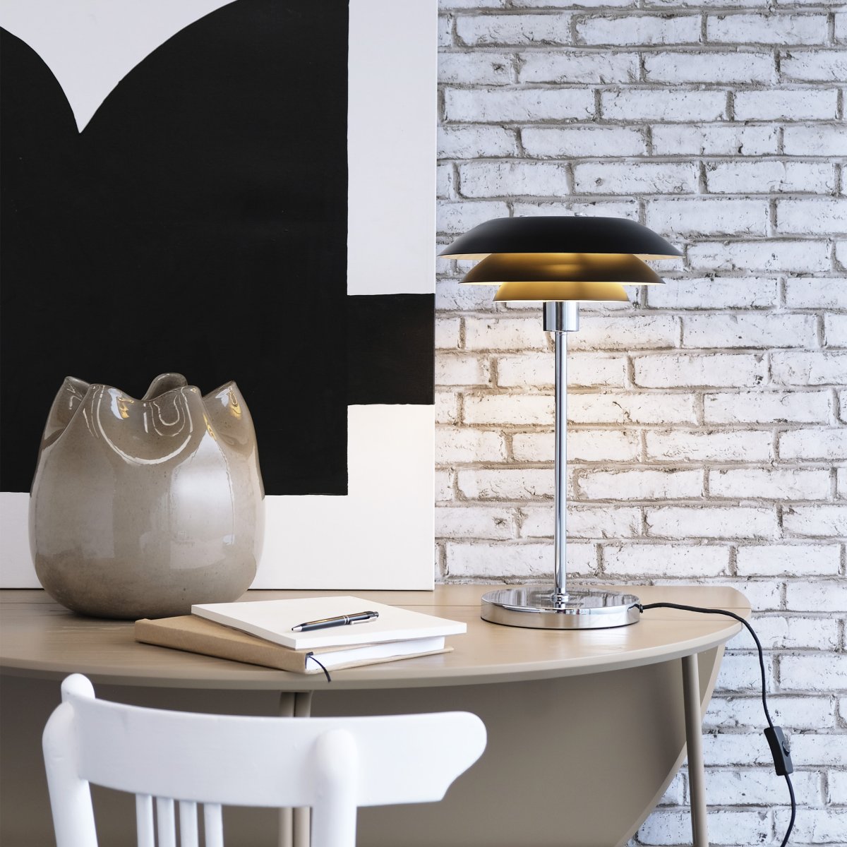 DL31 50cm Svart bordlampe Fra Dyberg Larsen - Bordlampen er klassisk og dramatisk i sort i kombinasjon med forkrommet metall, perfekt til et m&oslash;rkt hj&oslash;rne av hjemmet, i vinduet eller som en elegant interi&oslash;rdetalj i seg selv.