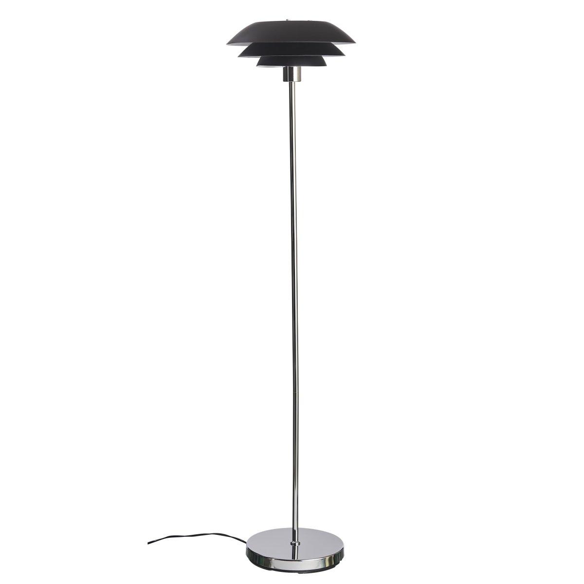 DL31 Svart gulvlampe Fra Dyberg Larsen - Gulvlampen er klassisk og dramatisk i sort i kombinasjon med forkrommet metall, perfekt for et m&oslash;rkt hj&oslash;rne av hjemmet, ved siden av sofaen eller som en elegant interi&oslash;rdetalj i seg selv.