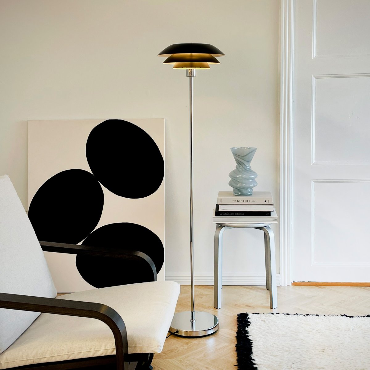 DL31 Svart gulvlampe Fra Dyberg Larsen - Gulvlampen er klassisk og dramatisk i sort i kombinasjon med forkrommet metall, perfekt for et m&oslash;rkt hj&oslash;rne av hjemmet, ved siden av sofaen eller som en elegant interi&oslash;rdetalj i seg selv.