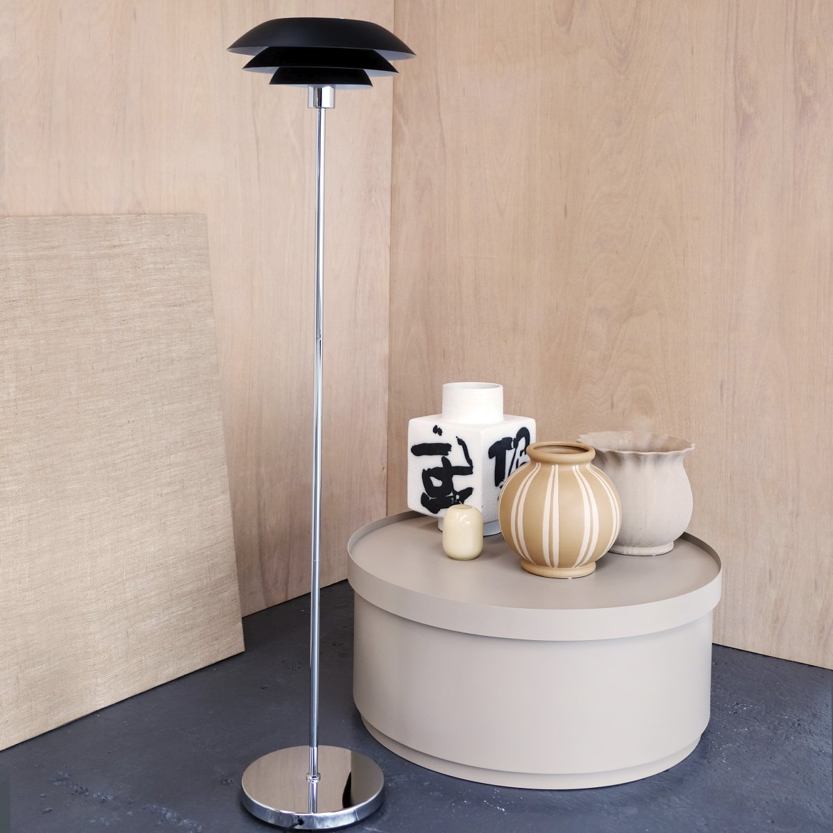 DL31 Svart gulvlampe Fra Dyberg Larsen - Gulvlampen er klassisk og dramatisk i sort i kombinasjon med forkrommet metall, perfekt for et m&oslash;rkt hj&oslash;rne av hjemmet, ved siden av sofaen eller som en elegant interi&oslash;rdetalj i seg selv.