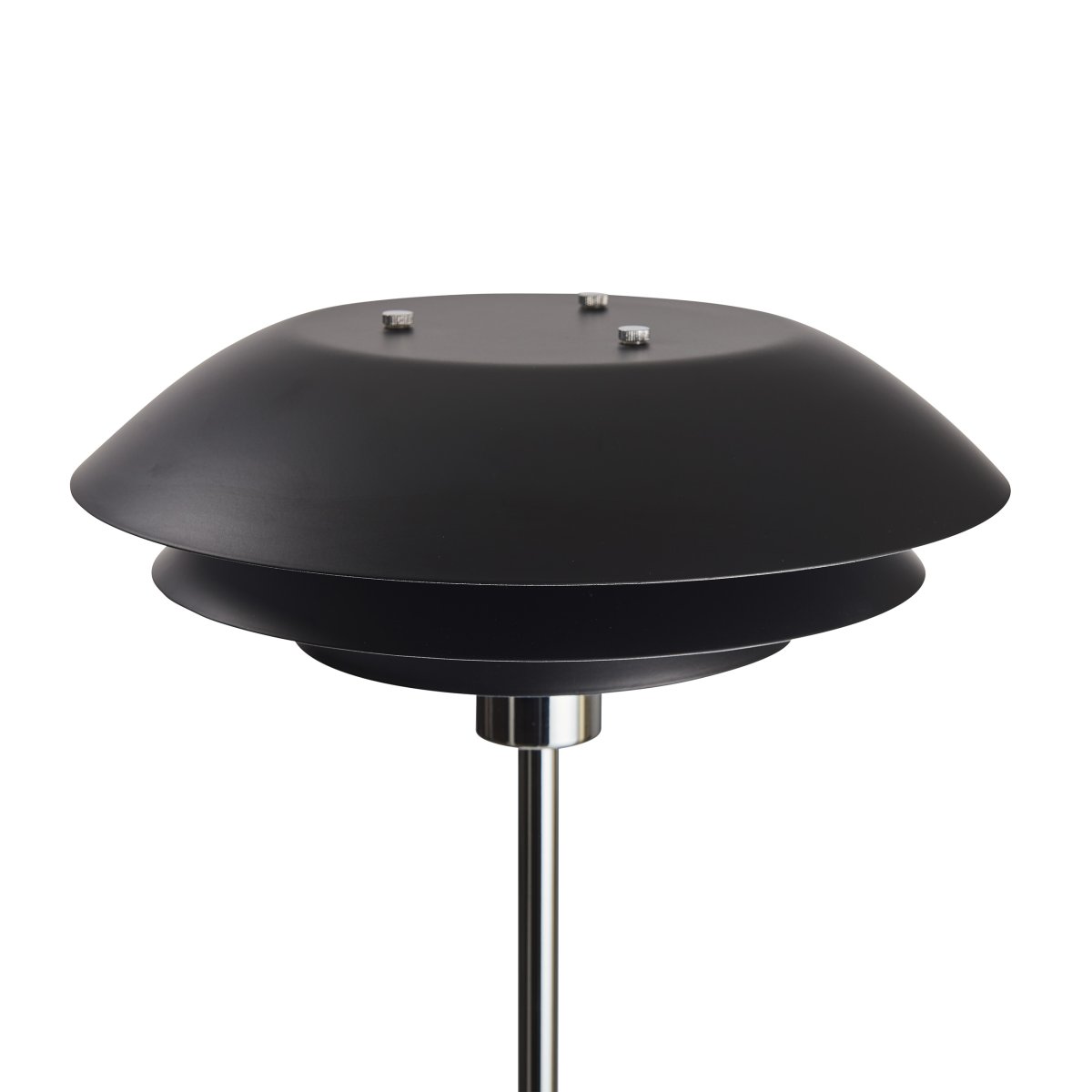 DL31 Svart gulvlampe Fra Dyberg Larsen - Gulvlampen er klassisk og dramatisk i sort i kombinasjon med forkrommet metall, perfekt for et m&oslash;rkt hj&oslash;rne av hjemmet, ved siden av sofaen eller som en elegant interi&oslash;rdetalj i seg selv.