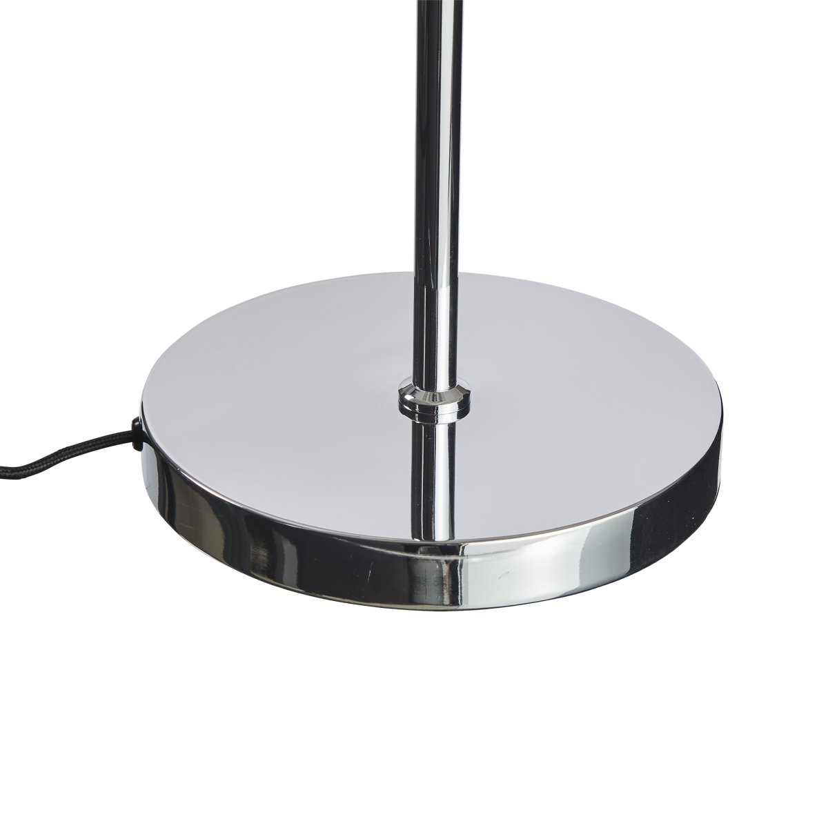 DL31 Svart gulvlampe Fra Dyberg Larsen - Gulvlampen er klassisk og dramatisk i sort i kombinasjon med forkrommet metall, perfekt for et m&oslash;rkt hj&oslash;rne av hjemmet, ved siden av sofaen eller som en elegant interi&oslash;rdetalj i seg selv.