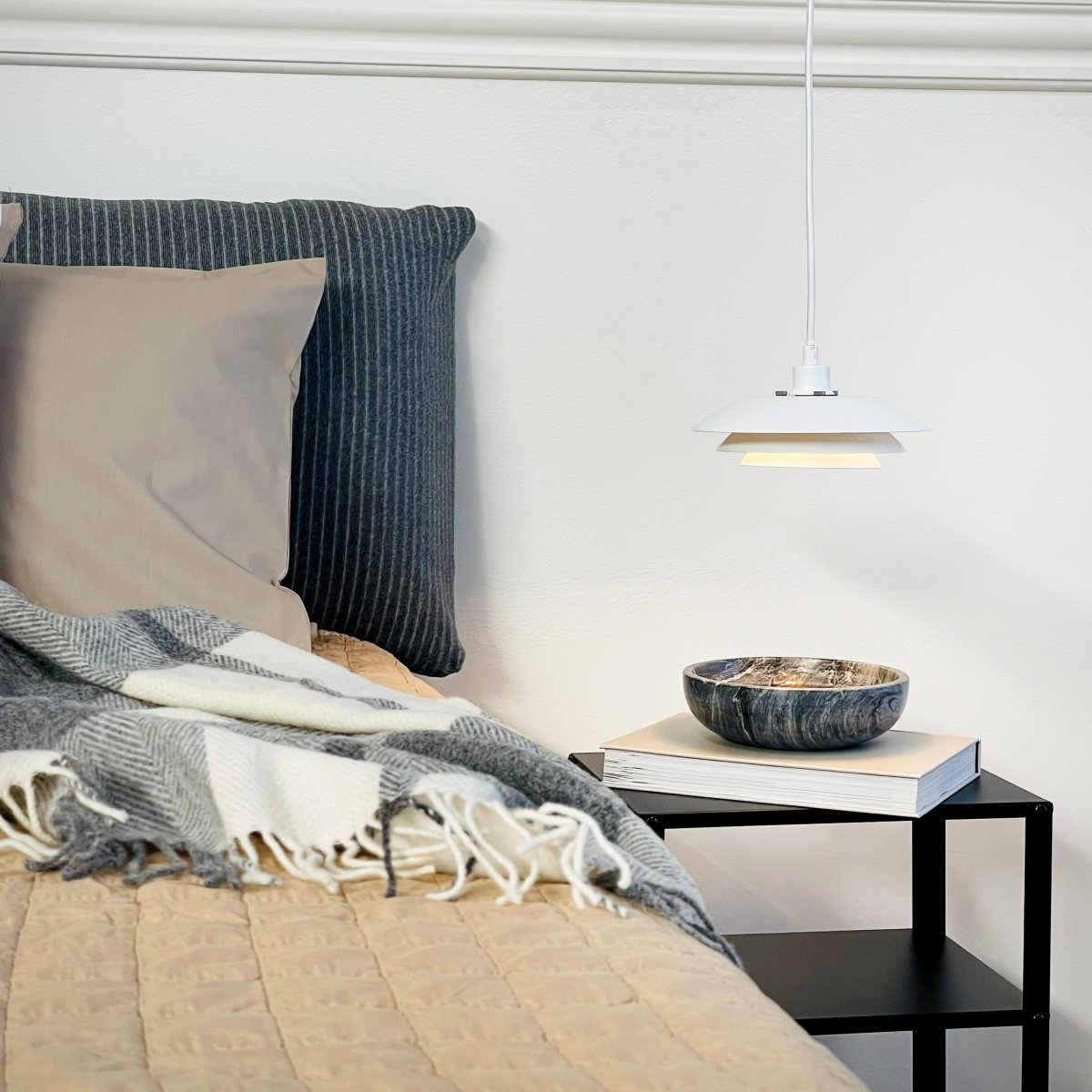 DL20 Ø20 Hvit Taklampe Fra Dyberg Larsen - Lampene har det samme enkle og klassiske uttrykket med tre skjermer, men med en diameter p&aring; 20 cm er de enkle &aring; installere og passer inn i ulike milj&oslash;er.
