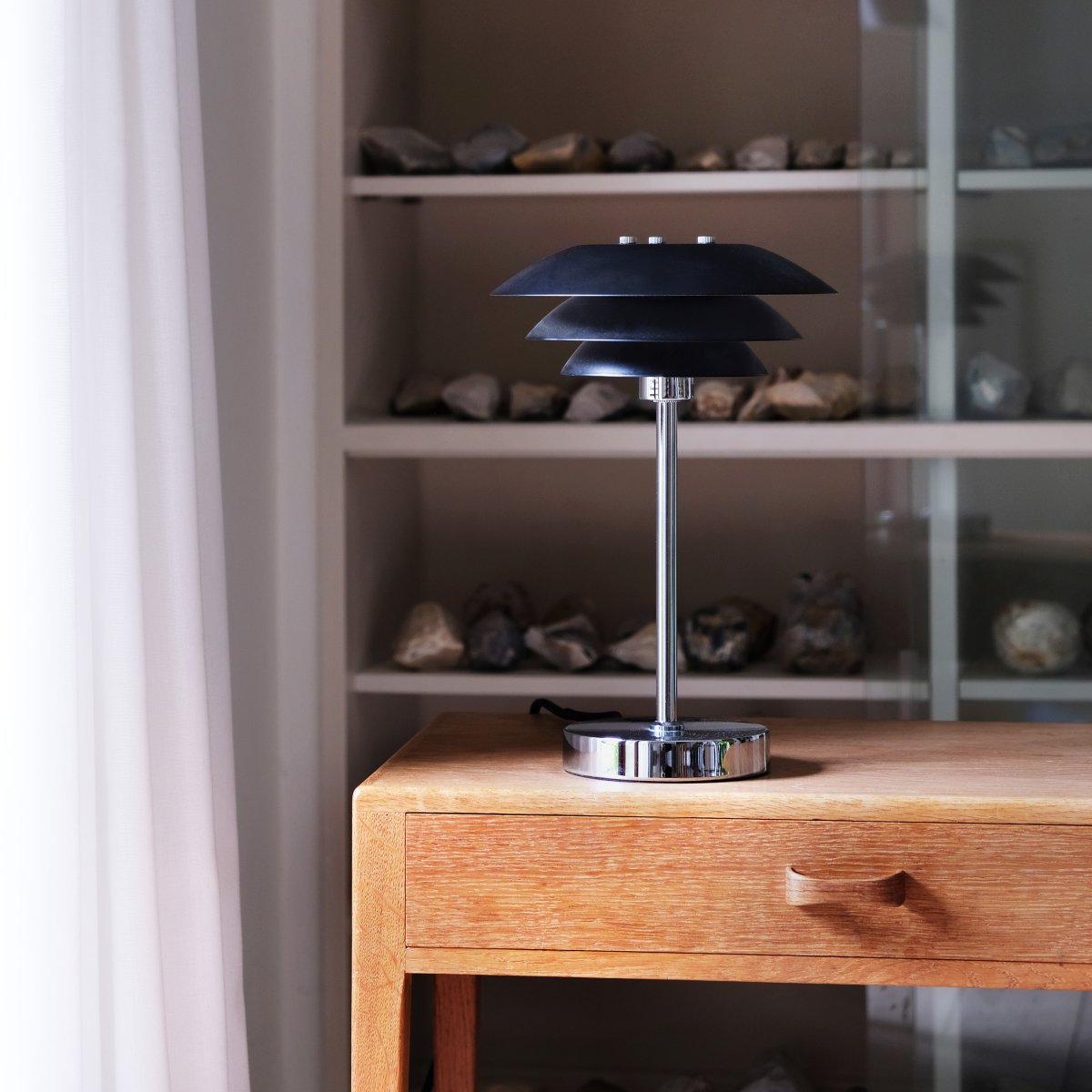 DL20 30cm Svart bordlampe Fra Dyberg Larsen - DL20 bordlampe med krommetallfot og sorte metallskjermer er en elegant lampe som passer perfekt til; skrivebordet, et lite sidebord i stuen eller hvor du m&aring;tte trenge det.