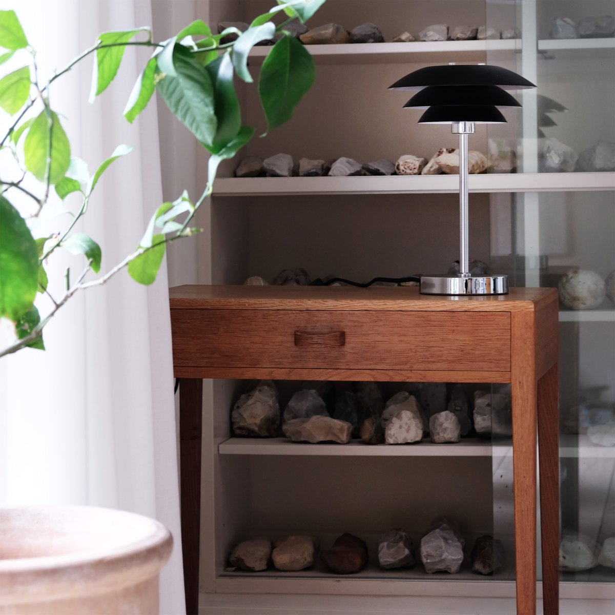 DL20 30cm Svart bordlampe Fra Dyberg Larsen - DL20 bordlampe med krommetallfot og sorte metallskjermer er en elegant lampe som passer perfekt til; skrivebordet, et lite sidebord i stuen eller hvor du m&aring;tte trenge det.