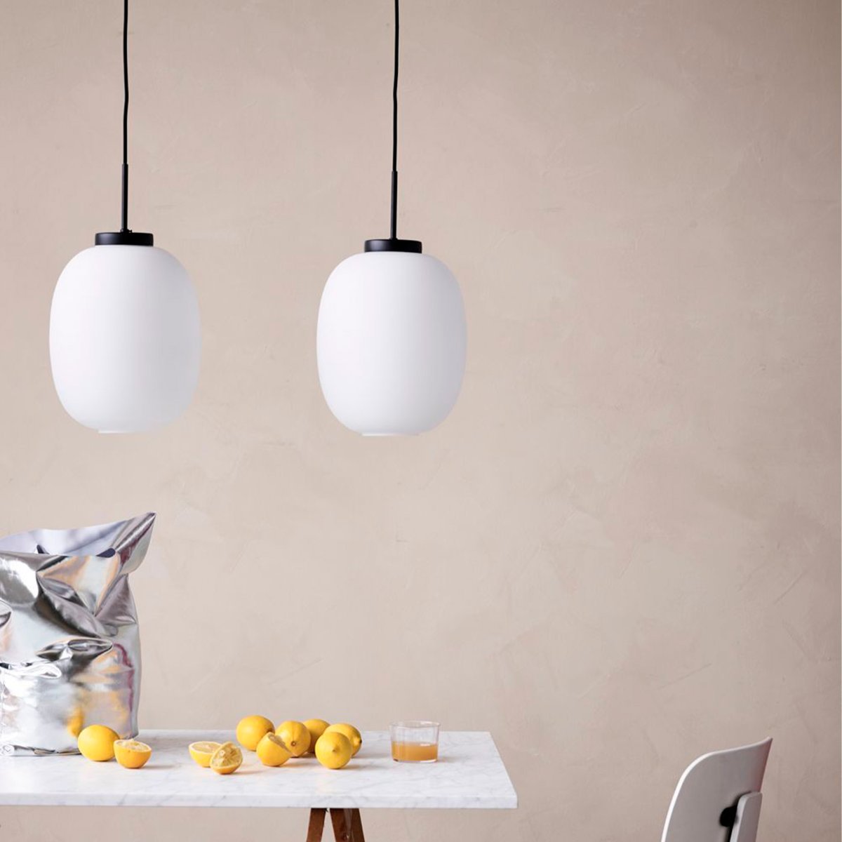 DL39 Ø25 Svart Taklampe Fra Dyberg Larsen - DL39 pendel er en harmonisk og enkel lampe med inspirasjon fra klassiske linjer og minimalistisk dekor.