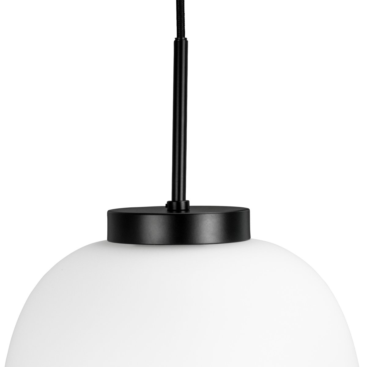 DL39 Ø25 Svart Taklampe Fra Dyberg Larsen - DL39 pendel er en harmonisk og enkel lampe med inspirasjon fra klassiske linjer og minimalistisk dekor.