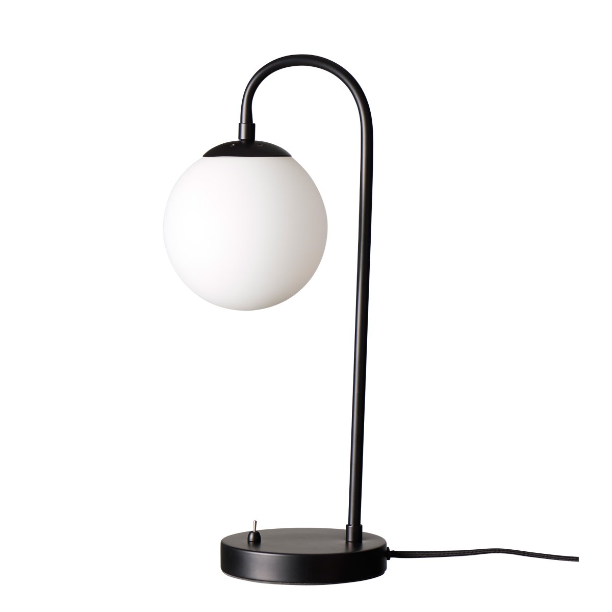 Café Paris 46cm Svart bordlampe Fra Dyberg Larsen - Med en opalglassskjerm og metallbunn kombinerer den en moderne stil med en varm og innbydende følelse.