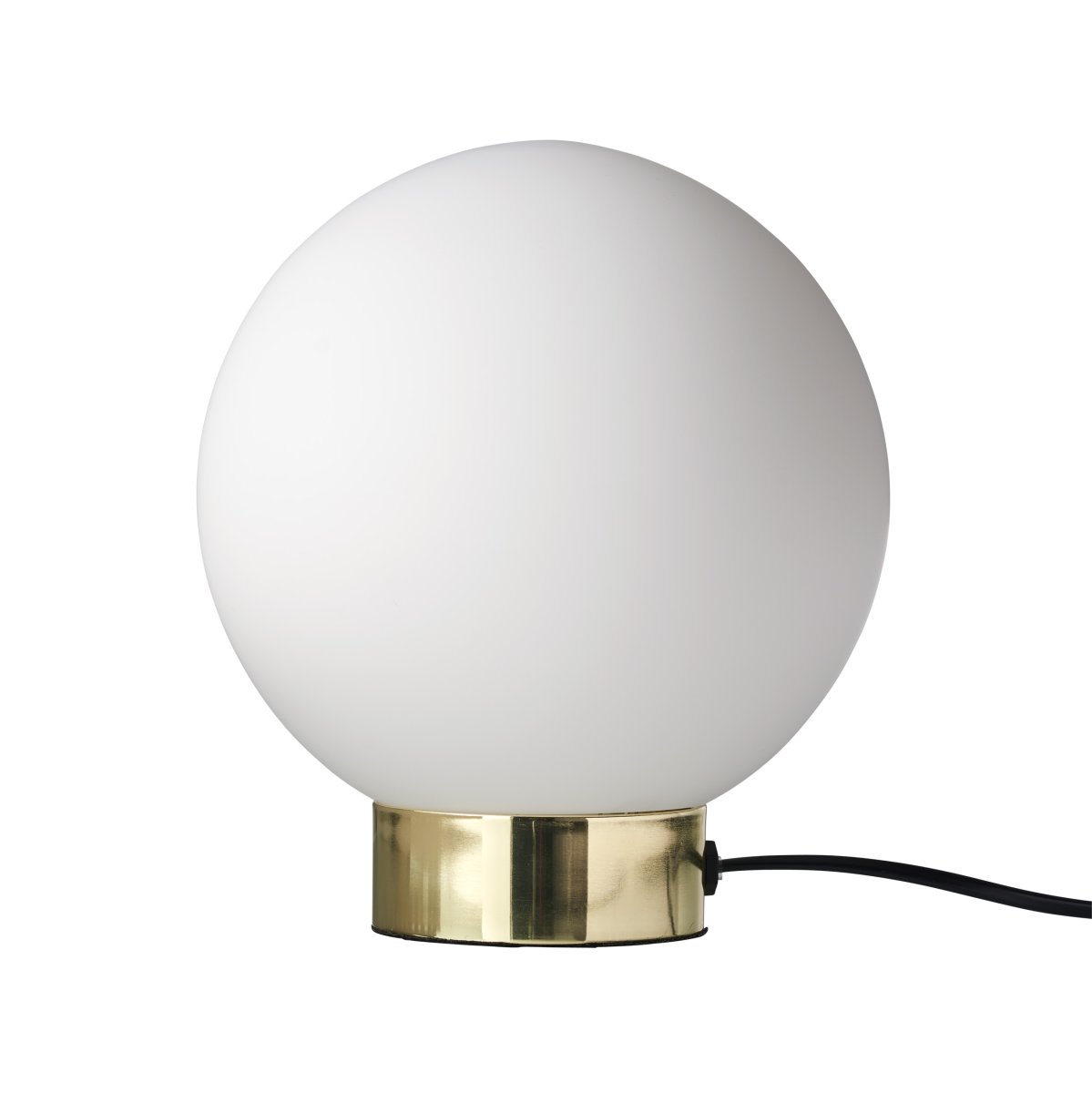 Barcelona 23cm Messing bordlampe Fra Dyberg Larsen - Barcelona er en enkel og elegant lampe med messingfot i skinnende messing og en frostet opalglass globus som sprer et behagelig lys i omgivelsene.