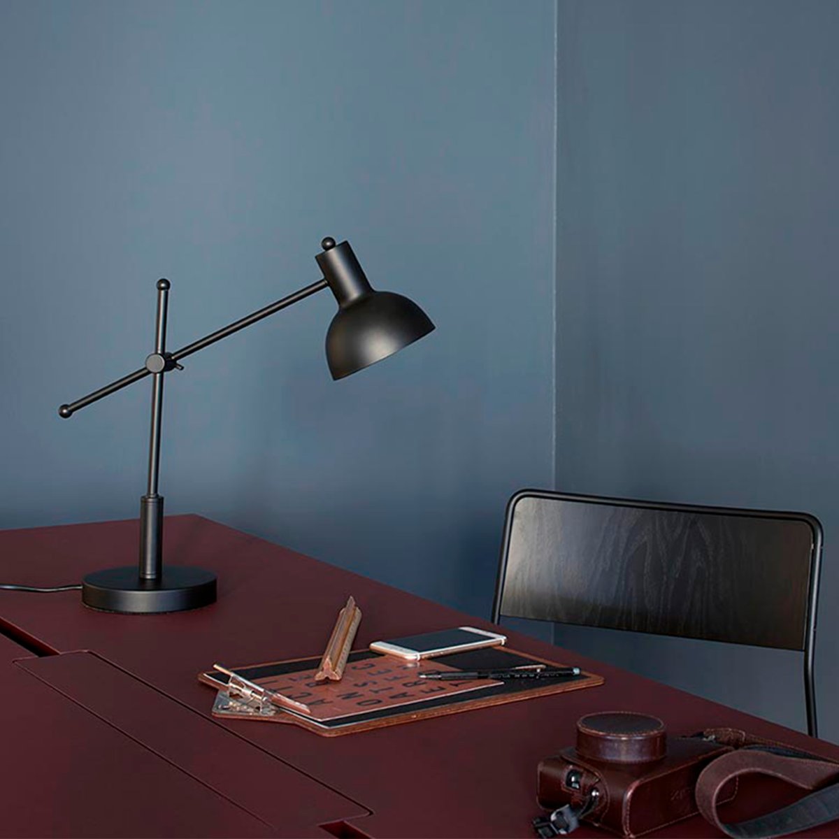 London 42cm Svart skrivebordslampe Fra Dyberg Larsen - London skrivebordslampe har en klassisk og sofistikert design med en moderne vri.