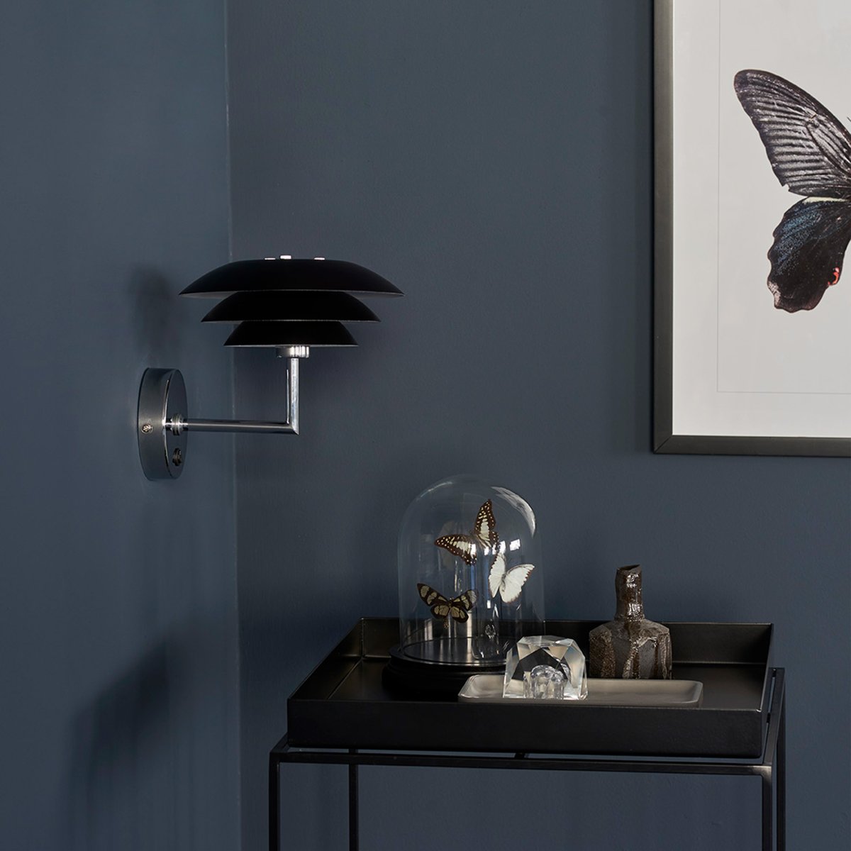 DL20 Svart vegglampe Fra Dyberg Larsen - Det tidløse designet harmonerer med ulike interiørstiler, enten det er klassisk, moderne eller minimalistisk.