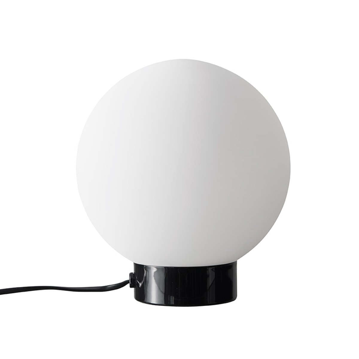 Barcelona 23cm Høyglans sort bordlampe Fra Dyberg Larsen - Barcelona er en enkel og elegant lampe med sokkel i blank svart metall og en frostet opalglass-globe som sprer et behagelig lys i omgivelsene.