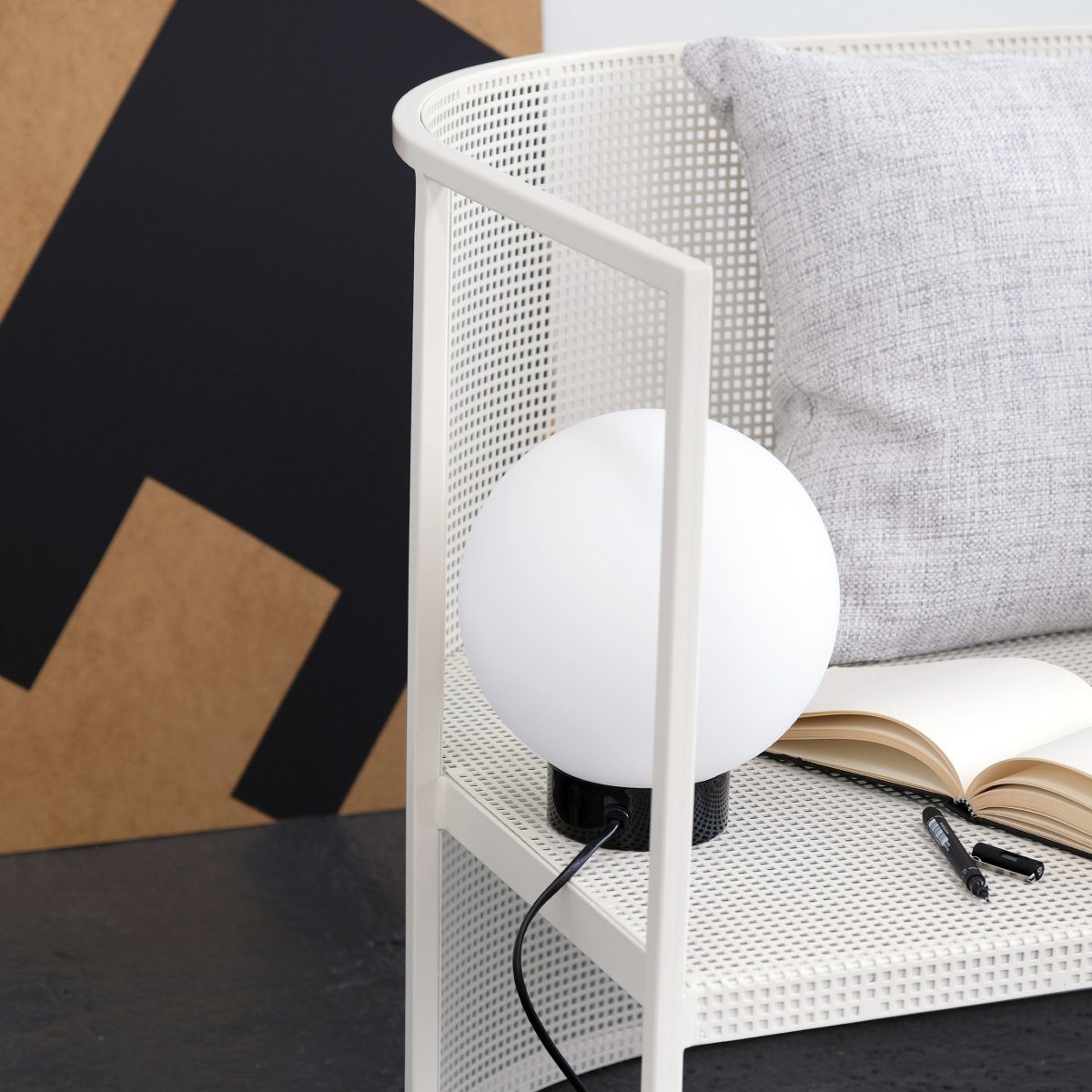Barcelona 23cm Høyglans sort bordlampe Fra Dyberg Larsen - Barcelona er en enkel og elegant lampe med sokkel i blank svart metall og en frostet opalglass-globe som sprer et behagelig lys i omgivelsene.