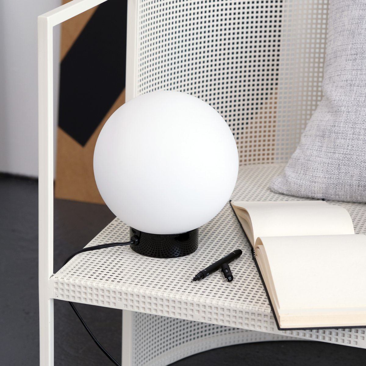 Barcelona 23cm Høyglans sort bordlampe Fra Dyberg Larsen - Barcelona er en enkel og elegant lampe med sokkel i blank svart metall og en frostet opalglass-globe som sprer et behagelig lys i omgivelsene.
