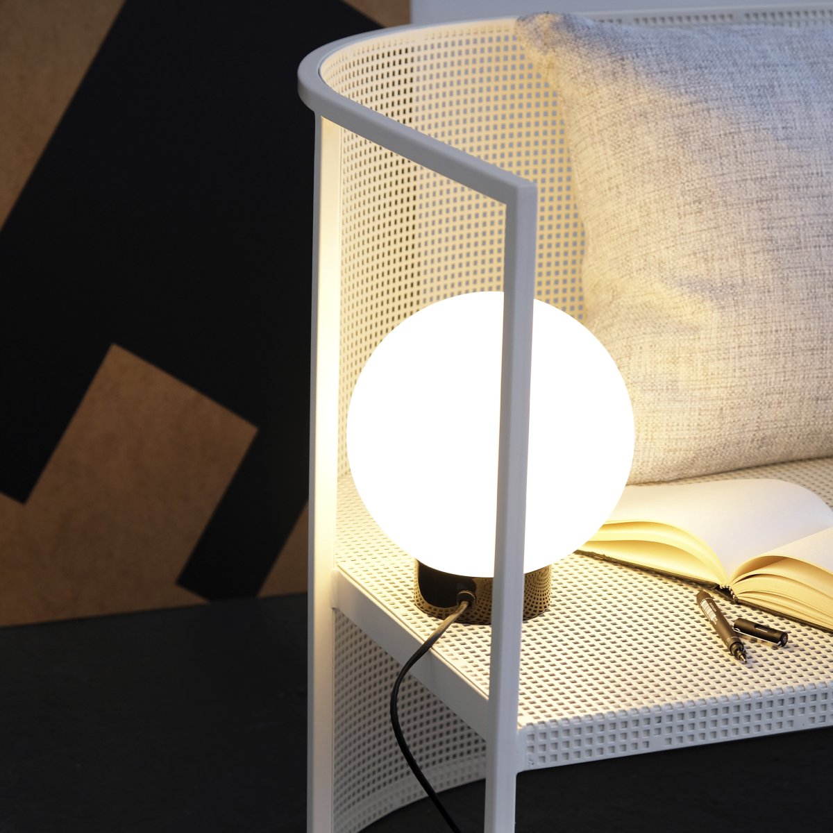 Barcelona 23cm Høyglans sort bordlampe Fra Dyberg Larsen - Barcelona er en enkel og elegant lampe med sokkel i blank svart metall og en frostet opalglass-globe som sprer et behagelig lys i omgivelsene.