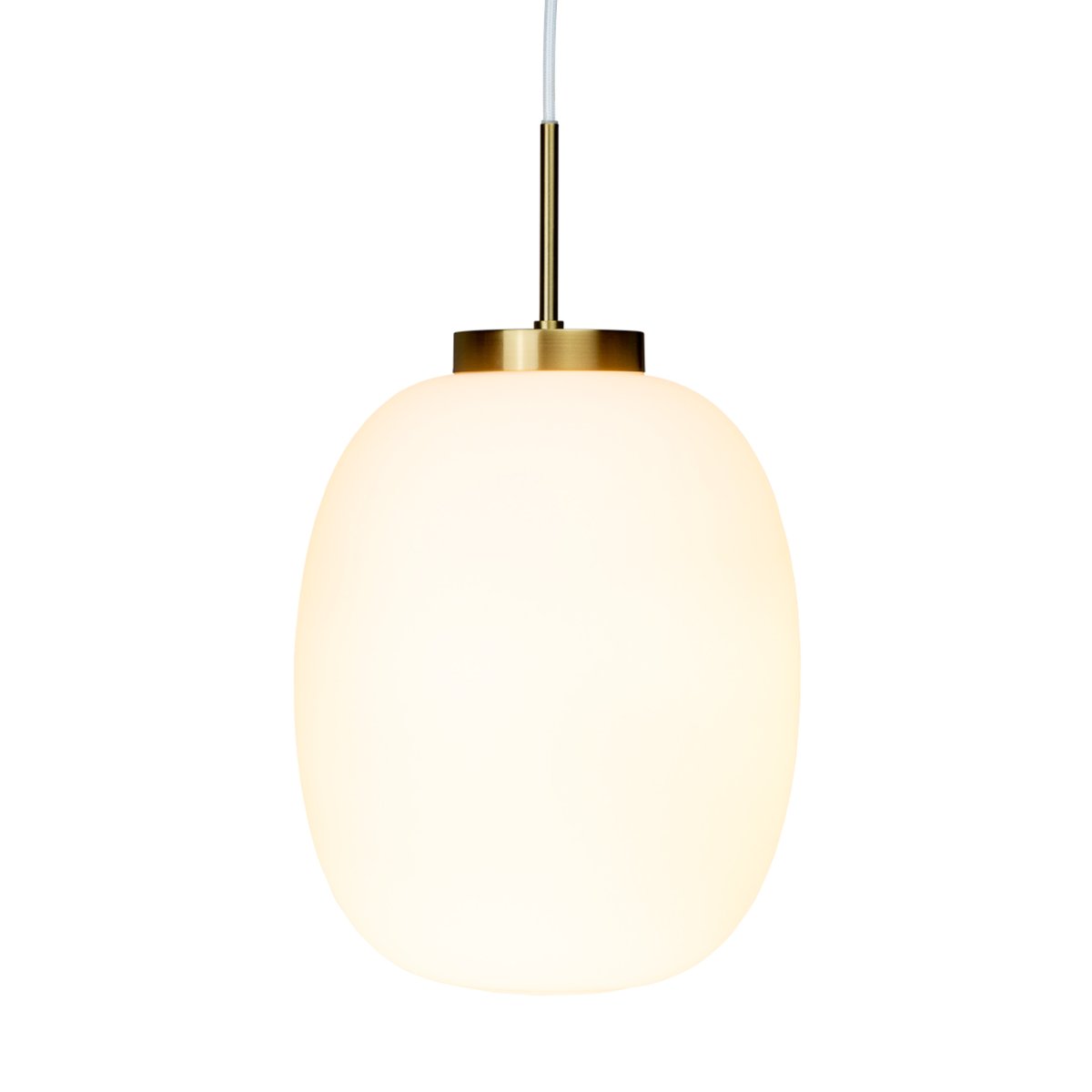 DL39 Ø25 Messing Taklampe Fra Dyberg Larsen - Kombinasjonen av opalglass og messing gj&oslash;r den til en dekorativ interi&oslash;rdetalj i hjemmet.