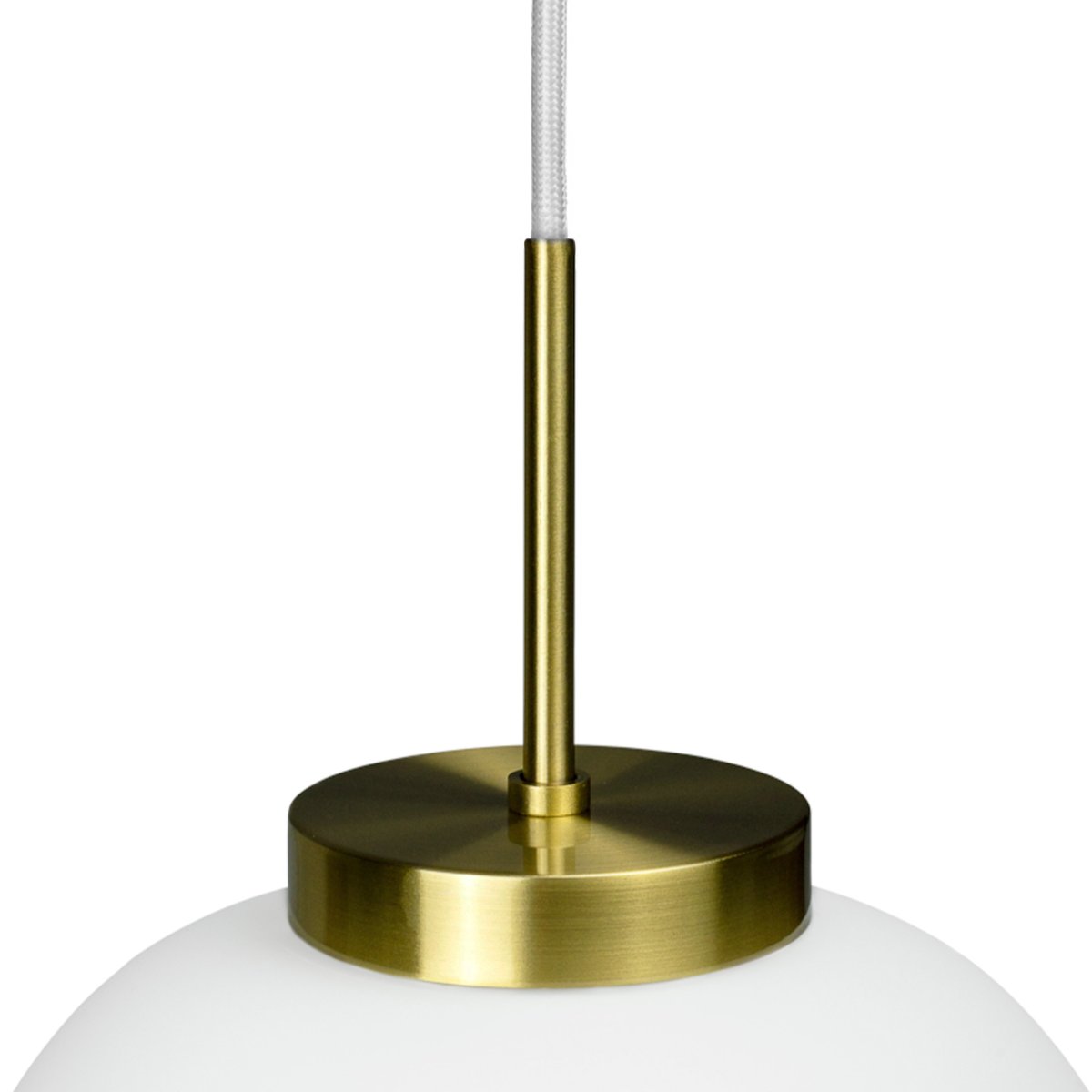 DL39 Ø25 Messing Taklampe Fra Dyberg Larsen - Kombinasjonen av opalglass og messing gj&oslash;r den til en dekorativ interi&oslash;rdetalj i hjemmet.