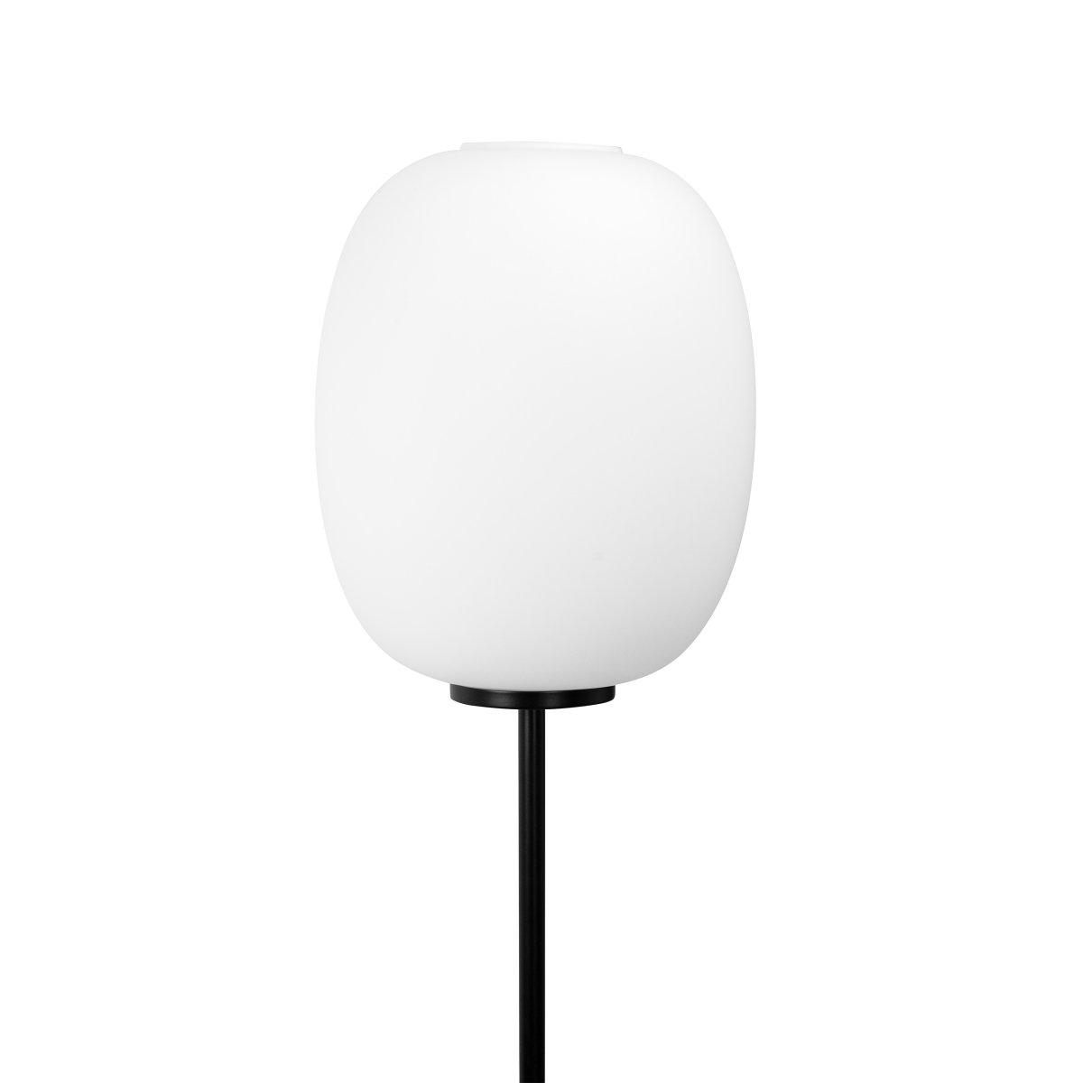 DL39 Svart gulvlampe Fra Dyberg Larsen - DL39 gulvlampe er en unik og spennende lampe med et harmonisk og enkelt design inspirert av klassiske minimalistiske linjer.