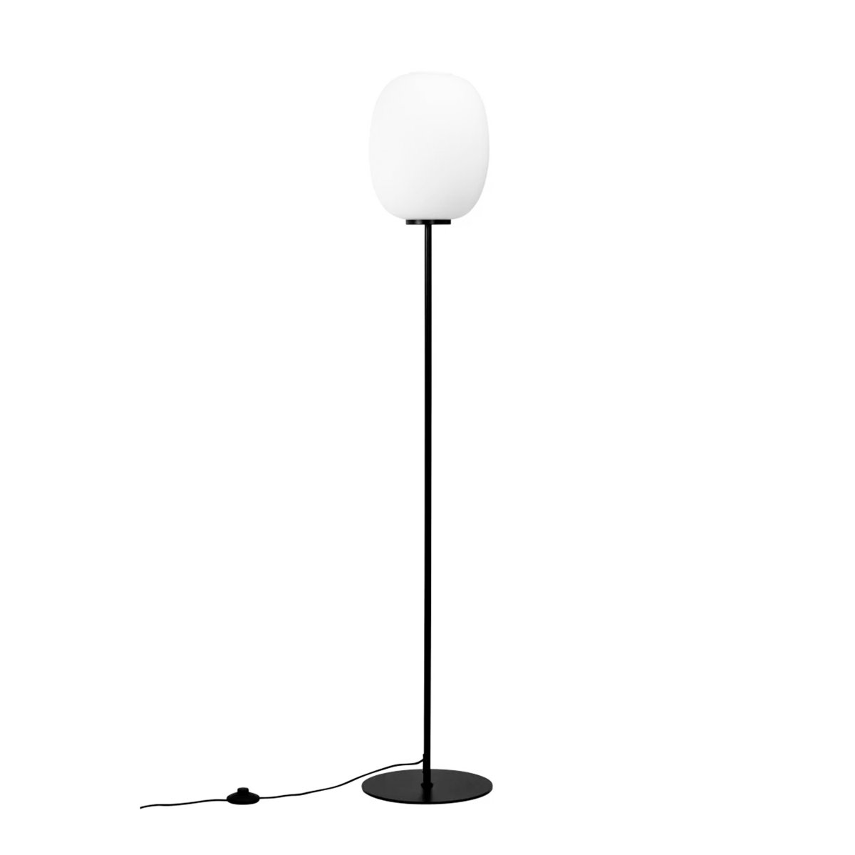 DL39 Svart gulvlampe Fra Dyberg Larsen - DL39 gulvlampe er en unik og spennende lampe med et harmonisk og enkelt design inspirert av klassiske minimalistiske linjer.