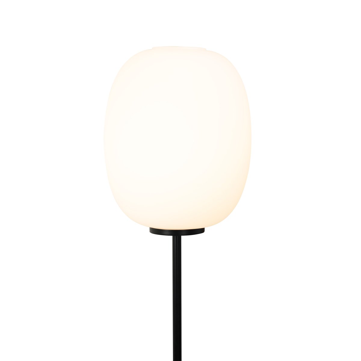 DL39 Svart gulvlampe Fra Dyberg Larsen - DL39 gulvlampe er en unik og spennende lampe med et harmonisk og enkelt design inspirert av klassiske minimalistiske linjer.