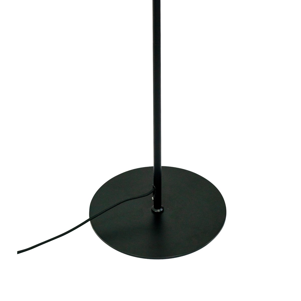 DL39 Svart gulvlampe Fra Dyberg Larsen - DL39 gulvlampe er en unik og spennende lampe med et harmonisk og enkelt design inspirert av klassiske minimalistiske linjer.