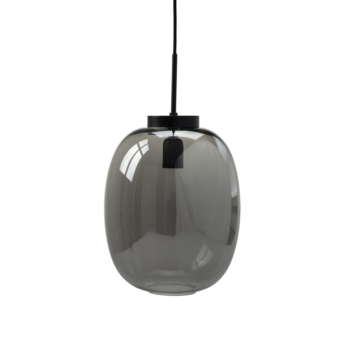 DL39 Ø25 Svart Taklampe Fra Dyberg Larsen - Kombinasjonen av rødt glass og sort metall gjør den til en dekorativ interiørdetalj i hjemmet.