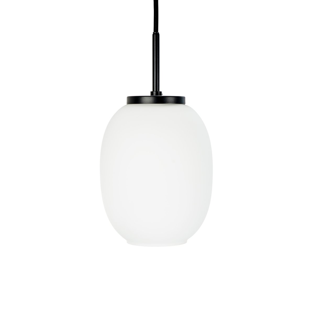 DL39 Ø15 Svart Taklampe Fra Dyberg Larsen - Kombinasjonen av opalt glass og sort metall gj&oslash;r den til en dekorativ interi&oslash;rdetalj i hjemmet.