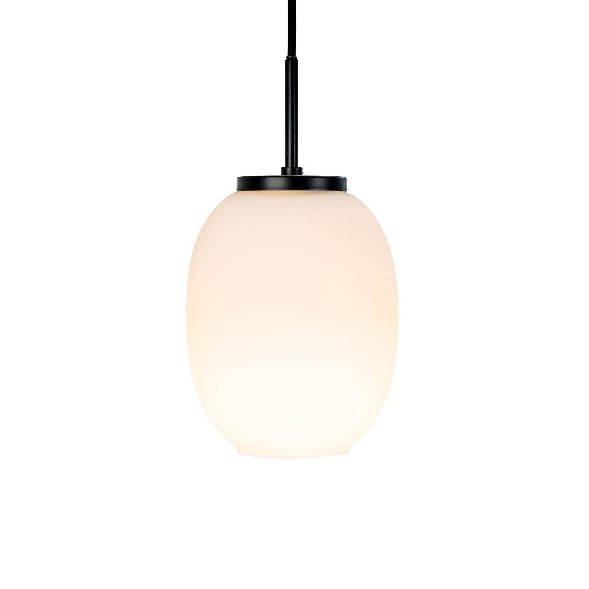 DL39 Ø15 Svart Taklampe Fra Dyberg Larsen - Kombinasjonen av opalt glass og sort metall gj&oslash;r den til en dekorativ interi&oslash;rdetalj i hjemmet.