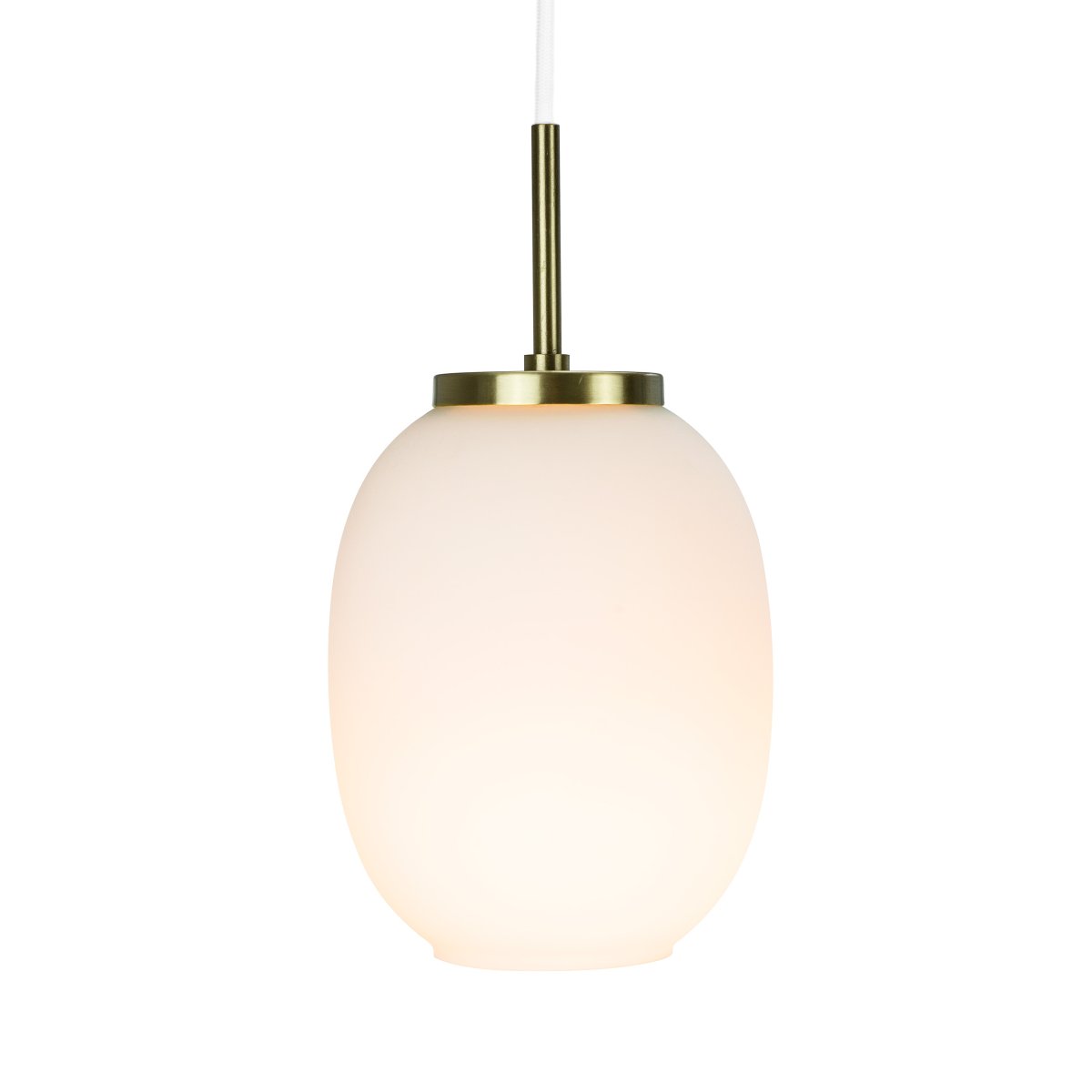DL39 Ø15 Messing Taklampe Fra Dyberg Larsen - Kombinasjonen av opalglass og messing gj&oslash;r den til en dekorativ interi&oslash;rdetalj i hjemmet.