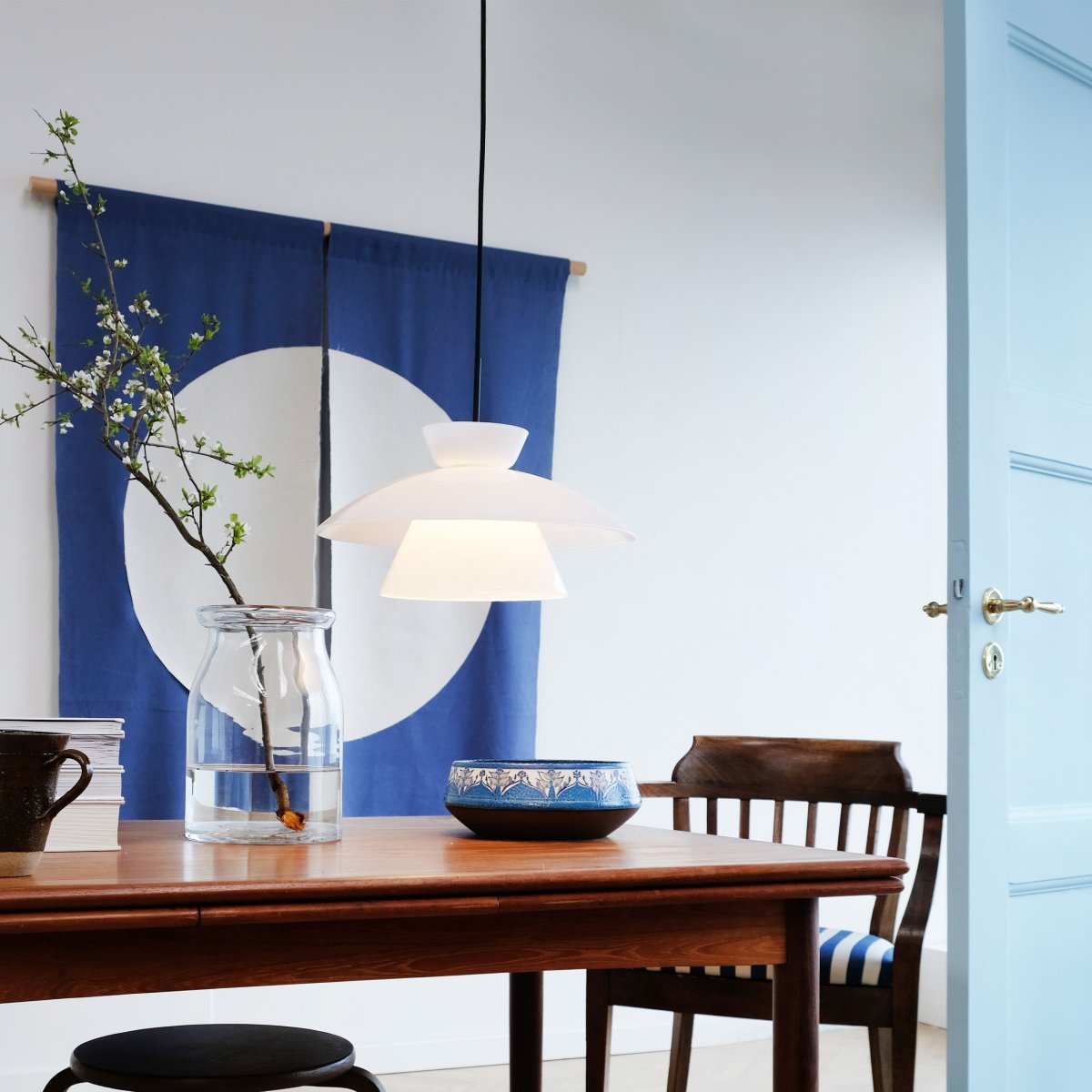 Valby Ø38 Opal Taklampe Fra Dyberg Larsen - Valby opal taklampe leveres med 3m sort tekstilsnor, som gir deg muligheten til å henge lampen i Ønsket høyde.