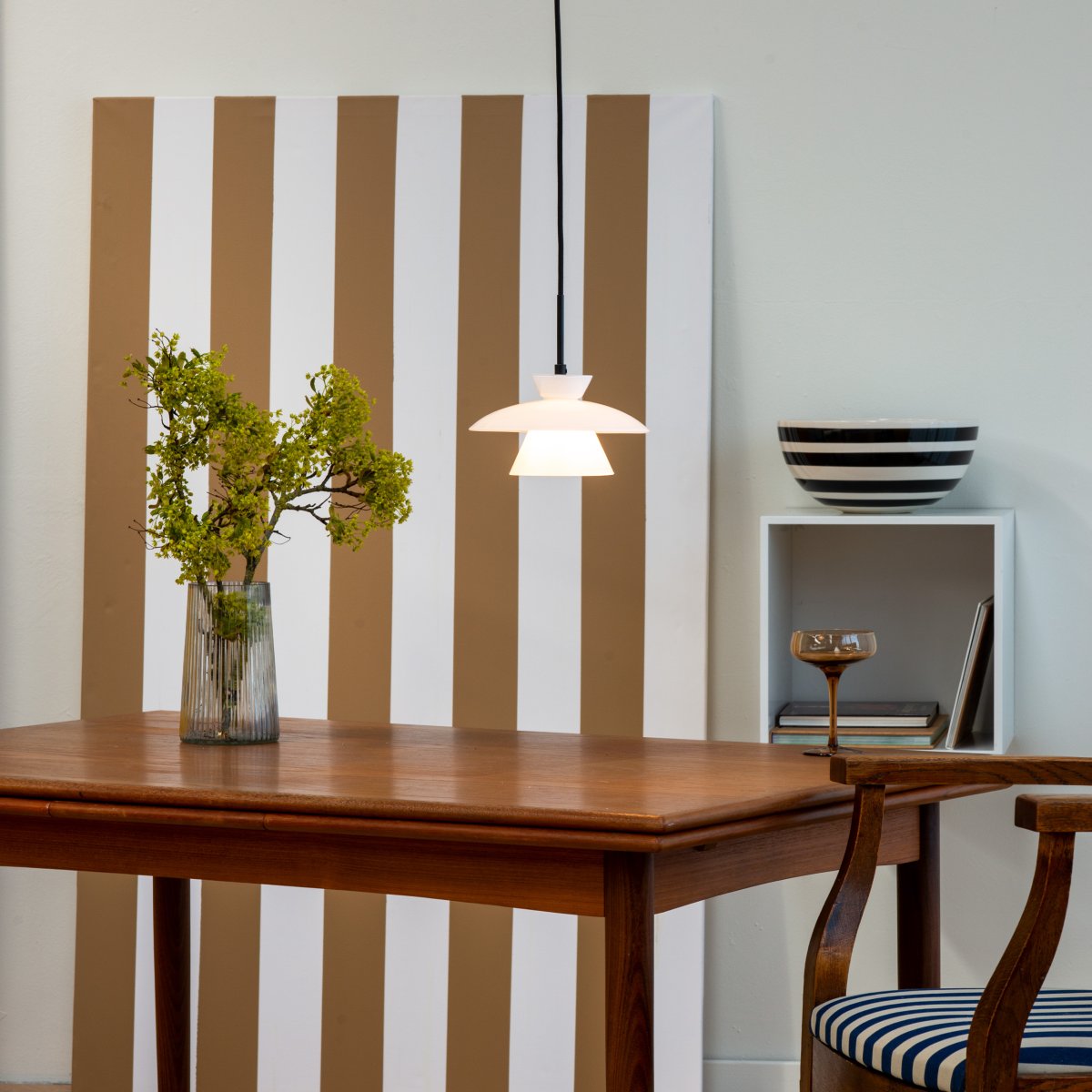 Valby Ø20 Opal Taklampe Fra Dyberg Larsen - Valby opal taklampe leveres med 3m sort tekstilsnor, som gir deg muligheten til å henge lampen i Ønsket høyde.