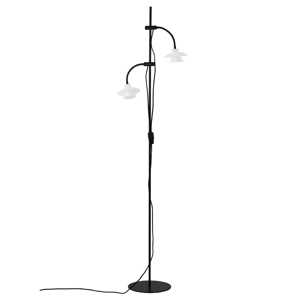 Valby Svart gulvlampe Fra Dyberg Larsen - Valby gulvlampe i opalt glass med sort metallfot er en stilig og klassisk lampe som passer inn i ethvert hjem.