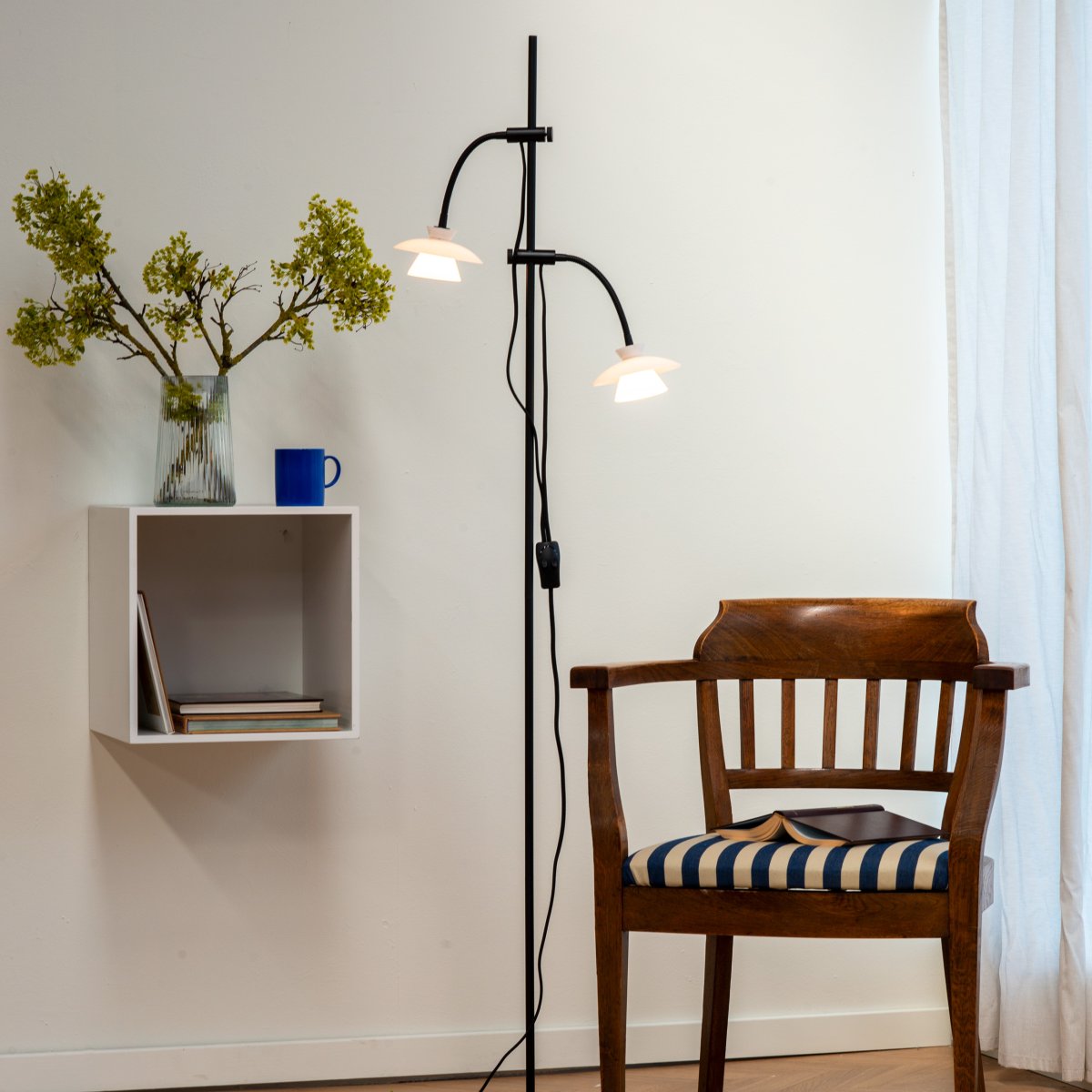 Valby Svart gulvlampe Fra Dyberg Larsen - Valby gulvlampe i opalt glass med sort metallfot er en stilig og klassisk lampe som passer inn i ethvert hjem.