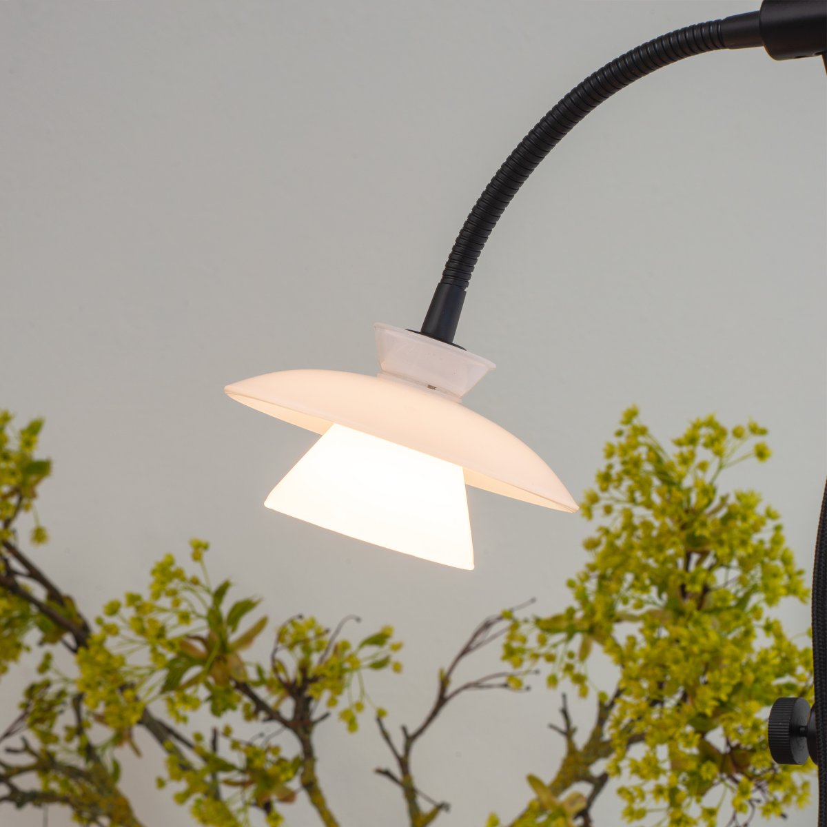 Valby Svart gulvlampe Fra Dyberg Larsen - Valby gulvlampe i opalt glass med sort metallfot er en stilig og klassisk lampe som passer inn i ethvert hjem.