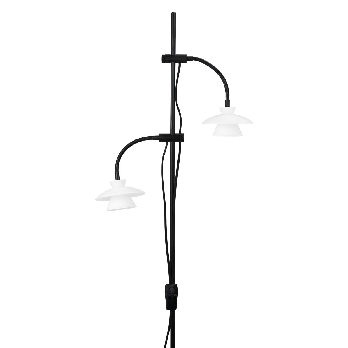 Valby Svart gulvlampe Fra Dyberg Larsen - Valby gulvlampe i opalt glass med sort metallfot er en stilig og klassisk lampe som passer inn i ethvert hjem.