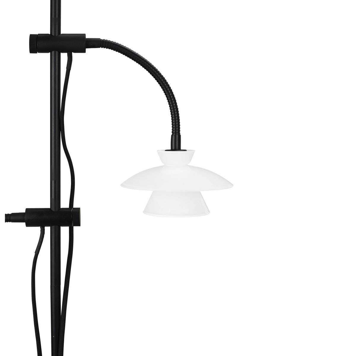 Valby Svart gulvlampe Fra Dyberg Larsen - Valby gulvlampe i opalt glass med sort metallfot er en stilig og klassisk lampe som passer inn i ethvert hjem.
