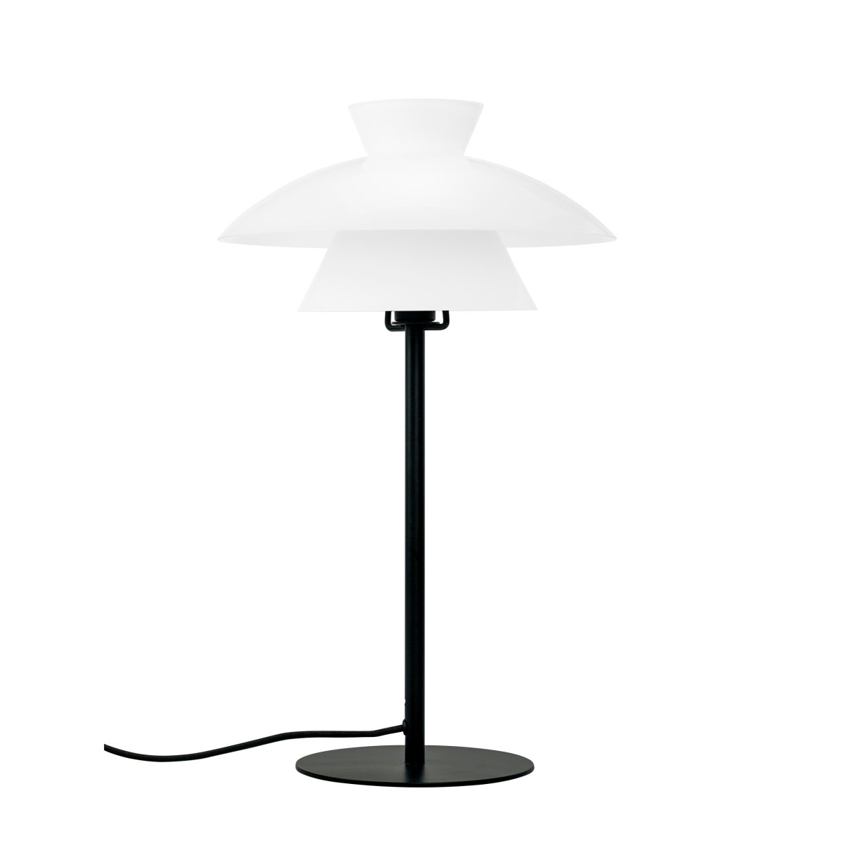 Valby 40cm Svart bordlampe Fra Dyberg Larsen - Det sorte metallet i kombinasjon med de opale glassskjermene skaper et fint lysbilde i rommet uten å blende.