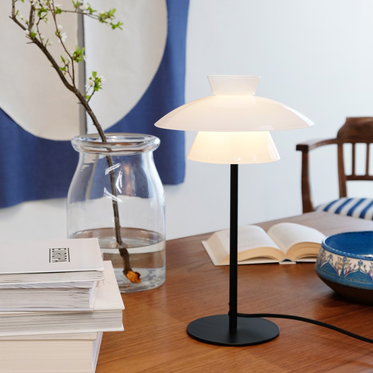 Valby 40cm Svart bordlampe Fra Dyberg Larsen - Det sorte metallet i kombinasjon med de opale glassskjermene skaper et fint lysbilde i rommet uten å blende.