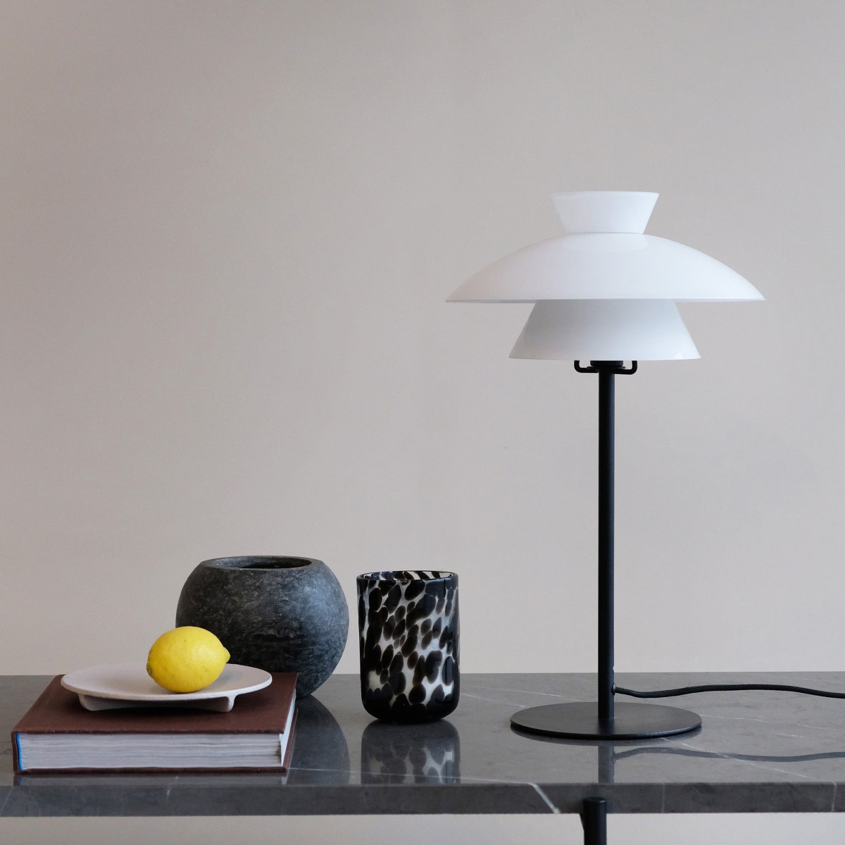Valby 40cm Svart bordlampe Fra Dyberg Larsen - Det sorte metallet i kombinasjon med de opale glassskjermene skaper et fint lysbilde i rommet uten å blende.