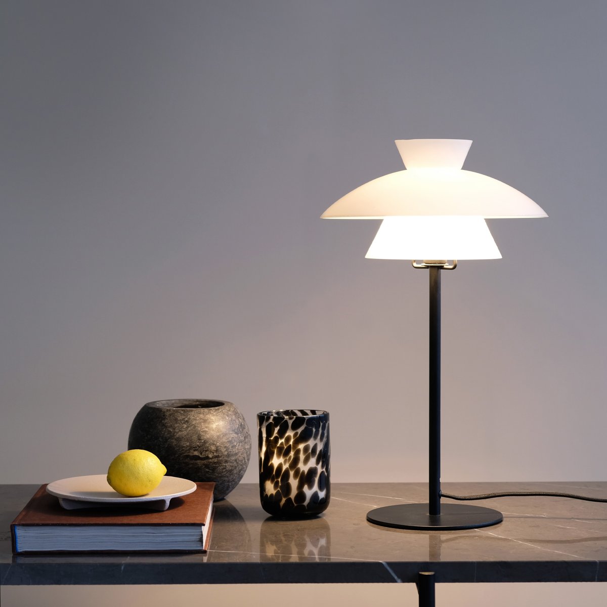 Valby 40cm Svart bordlampe Fra Dyberg Larsen - Det sorte metallet i kombinasjon med de opale glassskjermene skaper et fint lysbilde i rommet uten å blende.