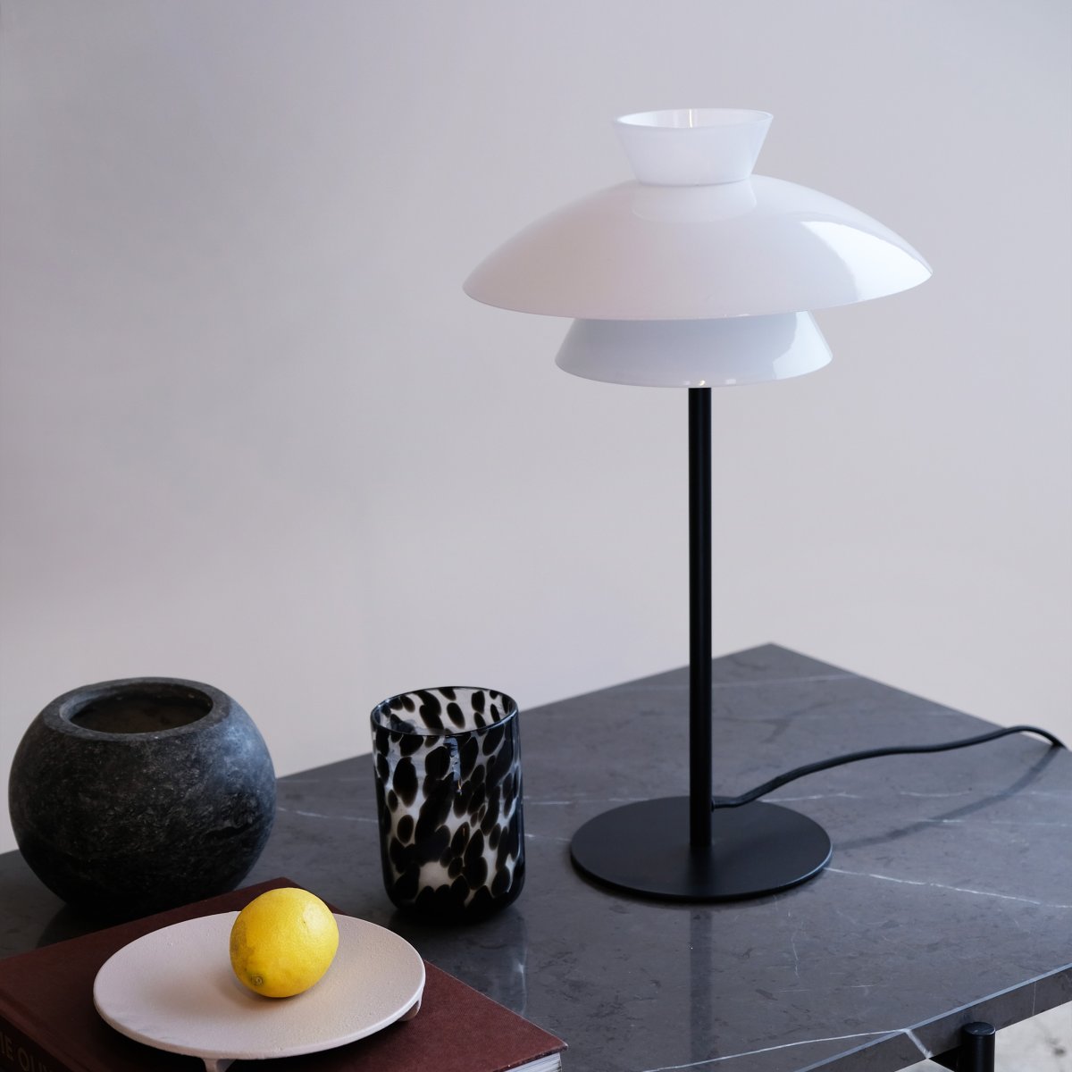 Valby 40cm Svart bordlampe Fra Dyberg Larsen - Det sorte metallet i kombinasjon med de opale glassskjermene skaper et fint lysbilde i rommet uten å blende.