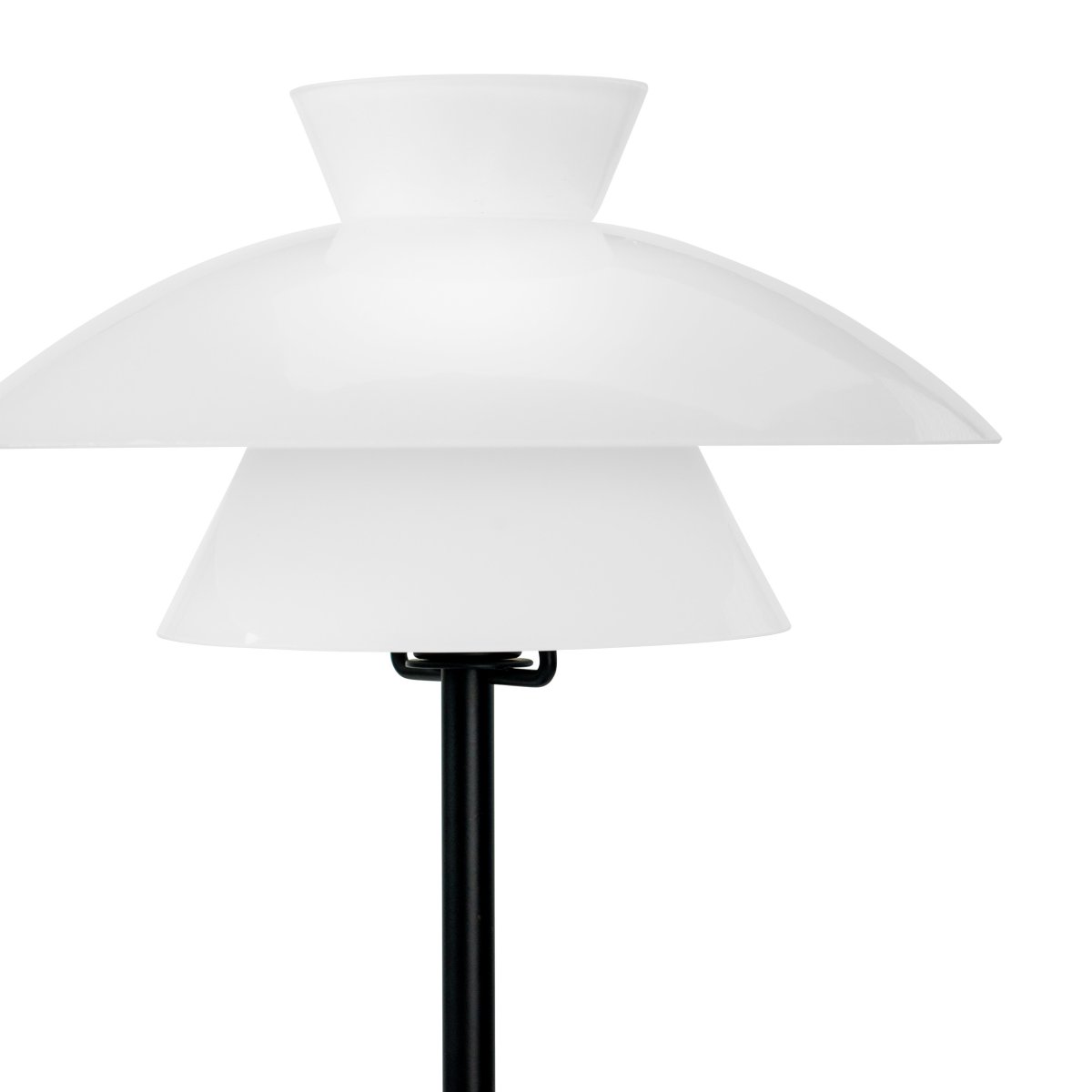 Valby 40cm Svart bordlampe Fra Dyberg Larsen - Det sorte metallet i kombinasjon med de opale glassskjermene skaper et fint lysbilde i rommet uten å blende.